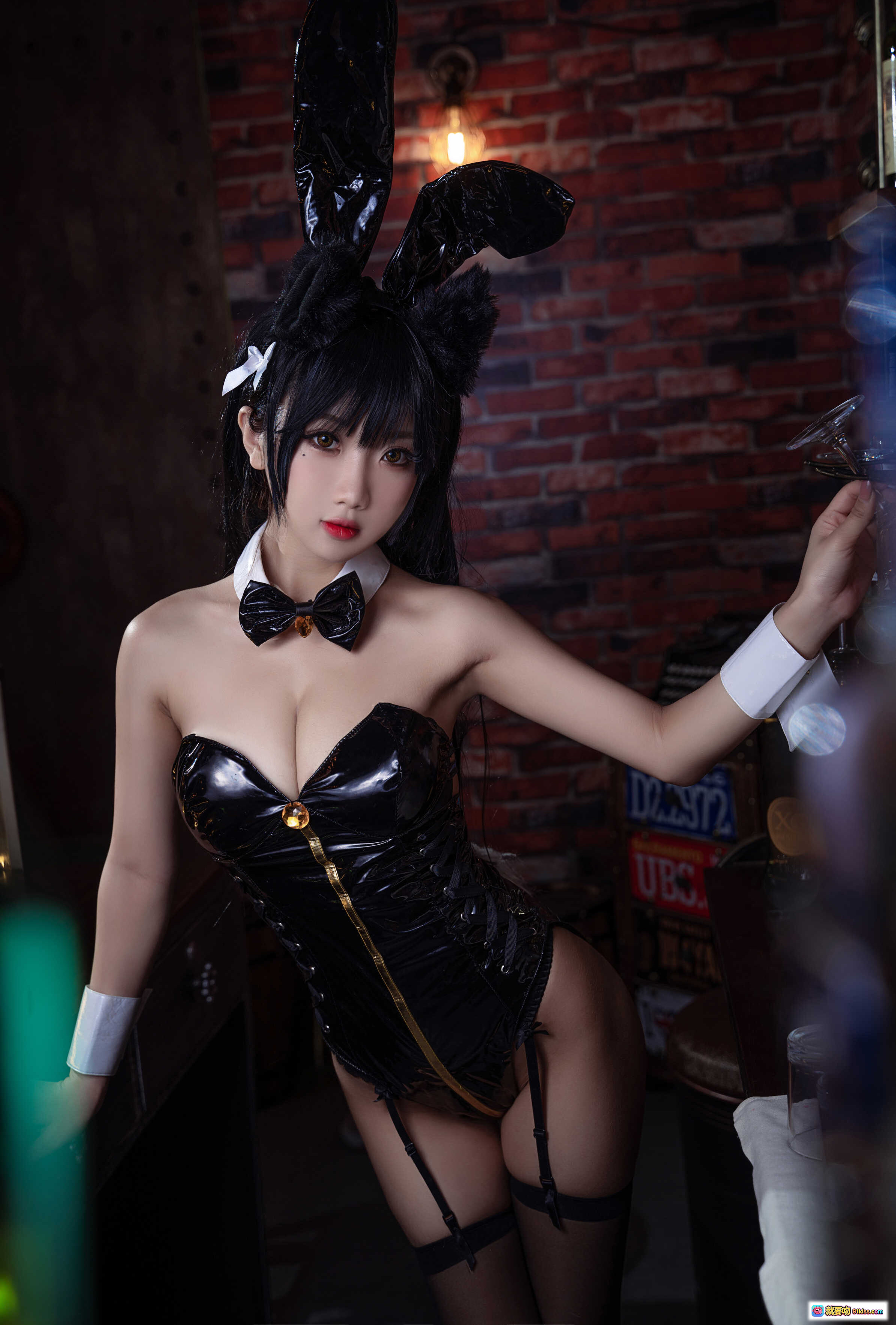 图片[4] - 鬼畜瑶NO.007大狗黑色同人兔女郎cos写真 22P高清美图 砖墙酒吧氛围 黑色兔耳蝴蝶结制服 诱惑眼神特写 - 就要吻
