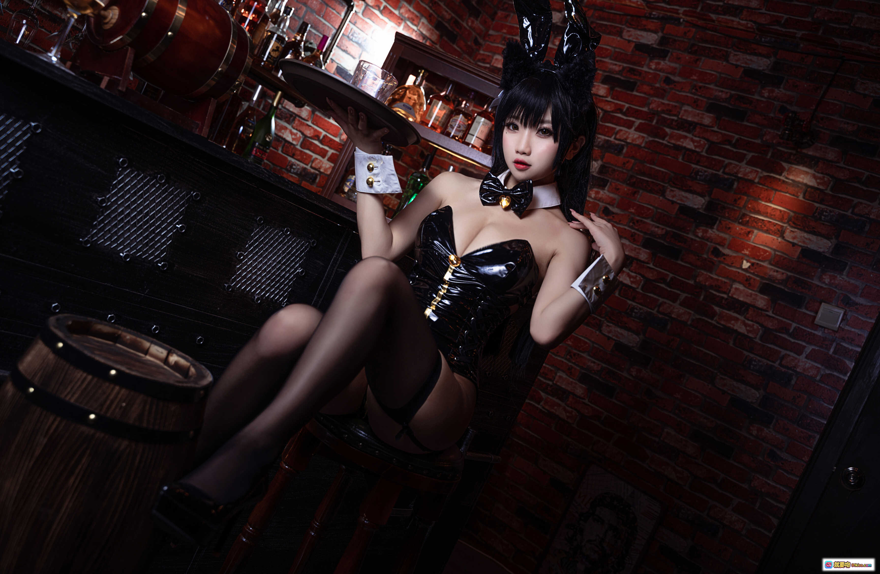 图片[10] - 鬼畜瑶NO.007大狗黑色同人兔女郎cos写真 22P高清美图 砖墙酒吧氛围 黑色兔耳蝴蝶结制服 诱惑眼神特写 - 就要吻