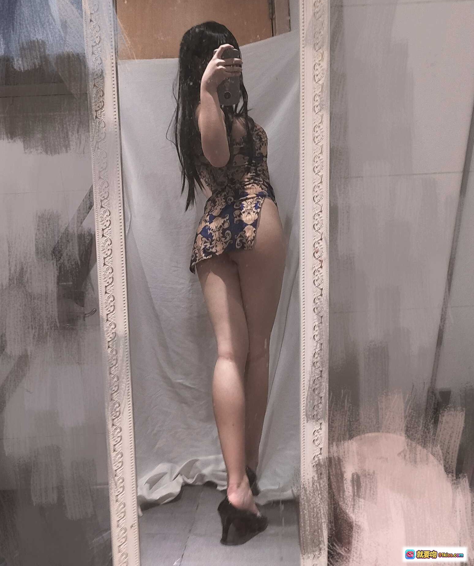 图片[4] - 蜜汁猫裘NO.013旗袍姐姐写真｜黑发齐刘海少女｜深蓝金纹改良旗袍｜甜美性感风格｜29P高清图集 - 就要吻