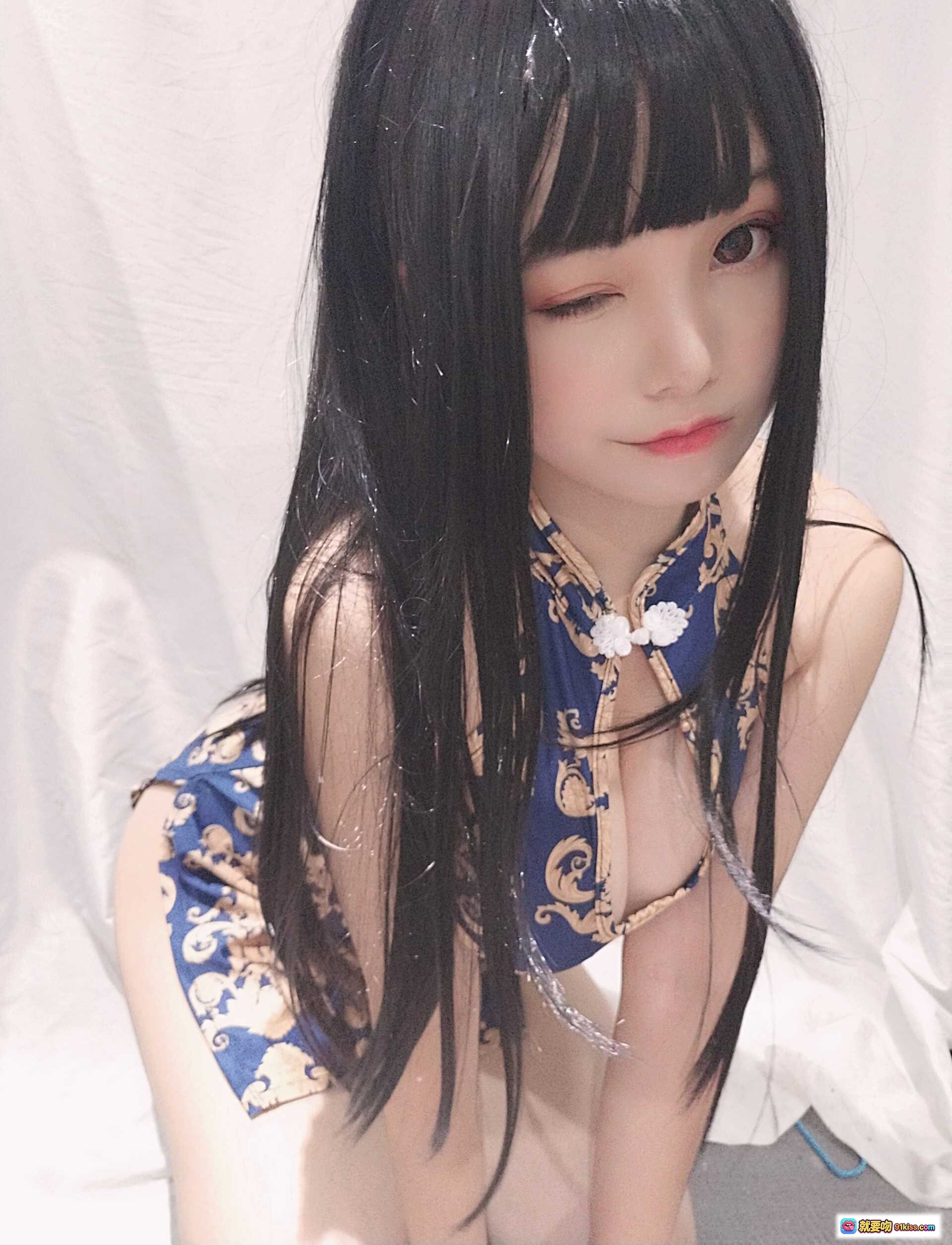 图片[5] - 蜜汁猫裘NO.013旗袍姐姐写真｜黑发齐刘海少女｜深蓝金纹改良旗袍｜甜美性感风格｜29P高清图集 - 就要吻