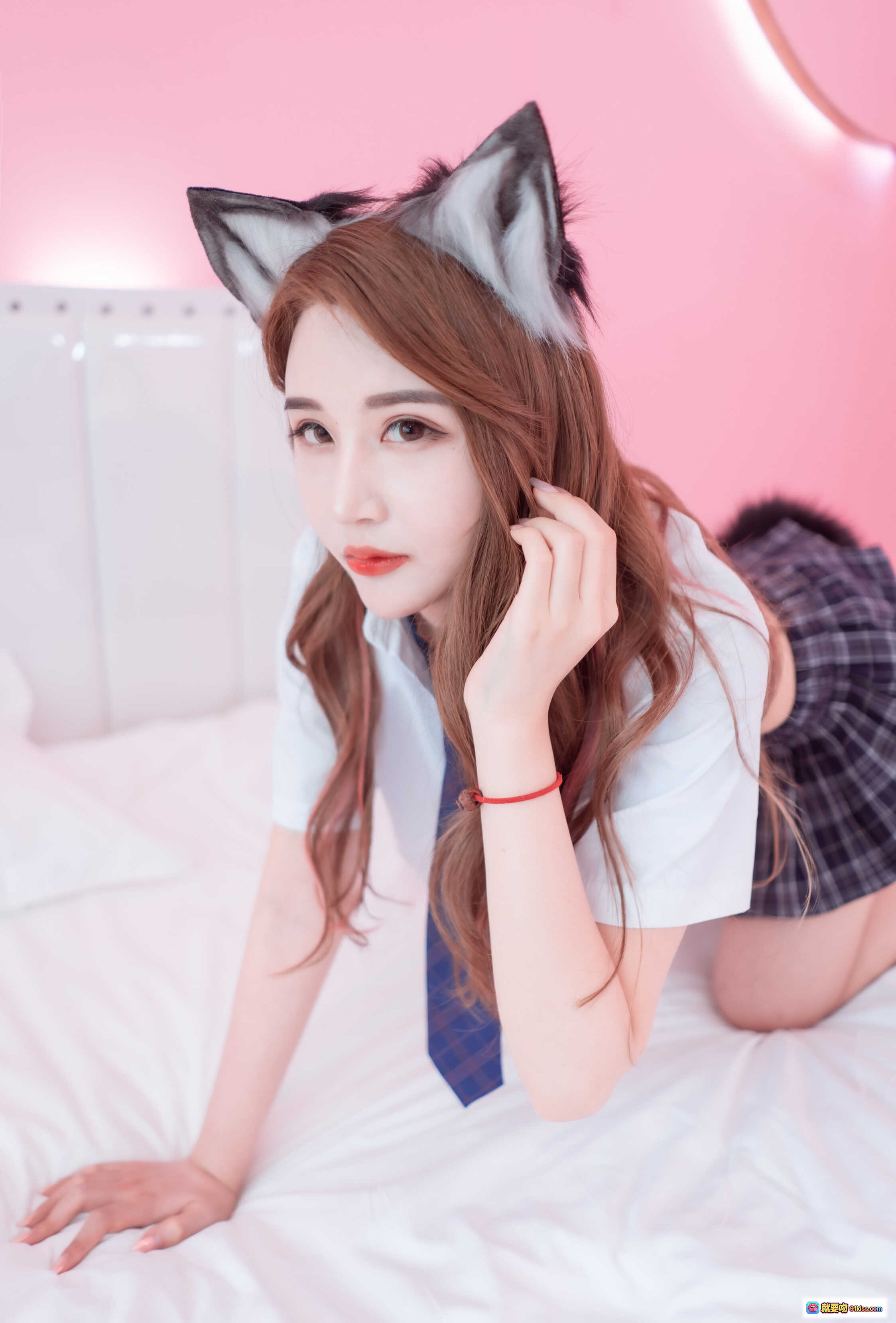 图片[2] - 星野咪兔×金蜜儿萌宠养成手册｜狐耳少女校服写真｜70P高清图集｜可爱双人床拍｜粉色背景甜系风格 - 就要吻