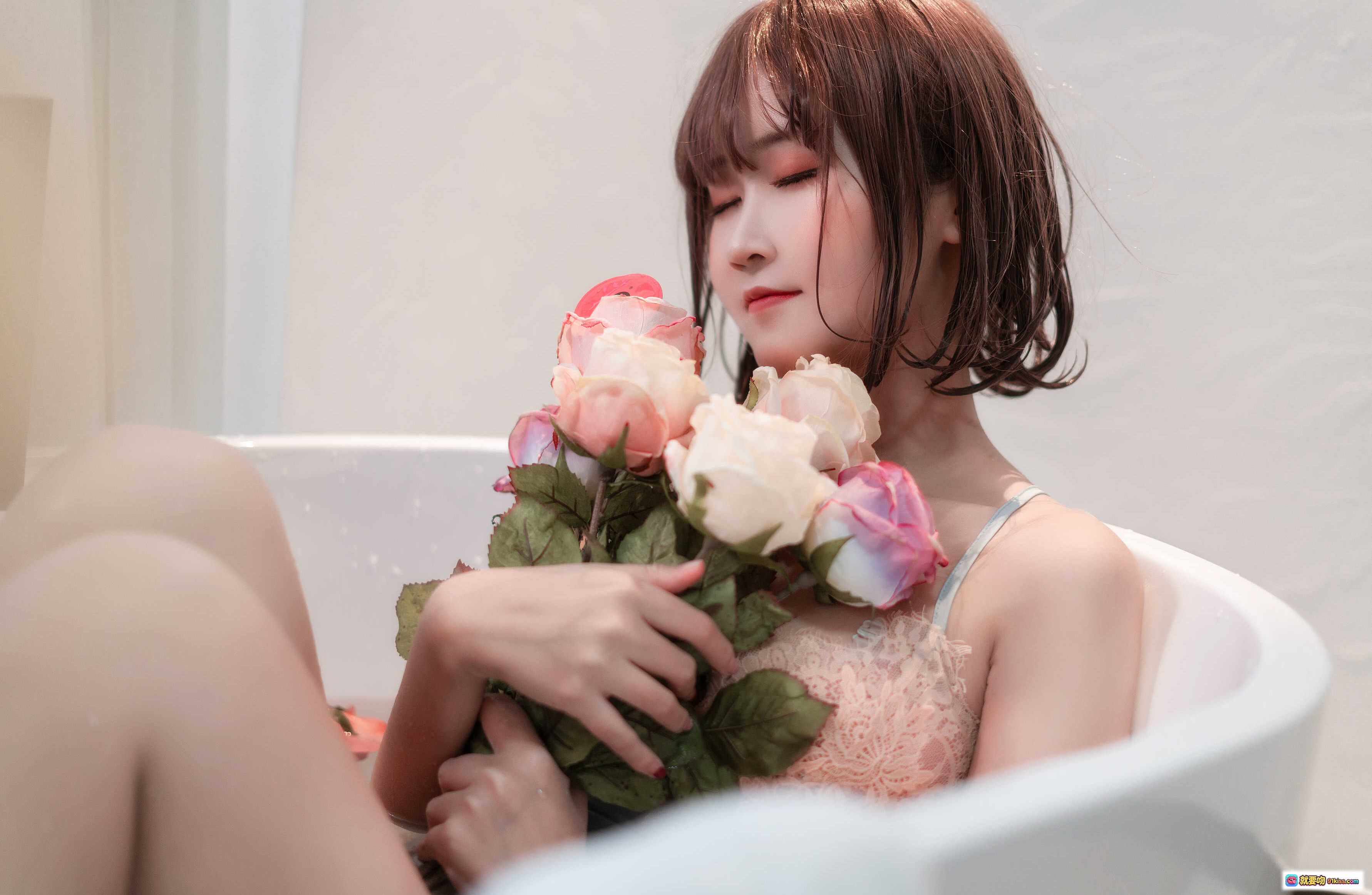图片[1] - 三度_69 NO.061 蓝睡裙少女浴缸抱玫瑰花写真 17P高清私房美图 - 就要吻