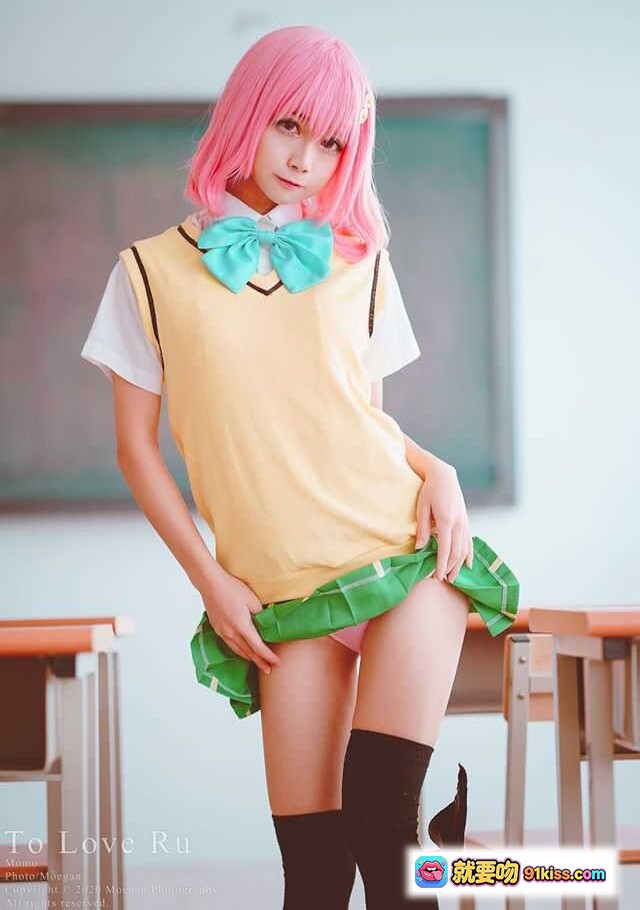 图片[1] - To LOVEる モモ·ベリア·デビルーク コスプレ 粉色短发 绿蝴蝶结 黄色背心裙 教室场景 黑色过膝袜 日系动漫角色扮演 - 就要吻
