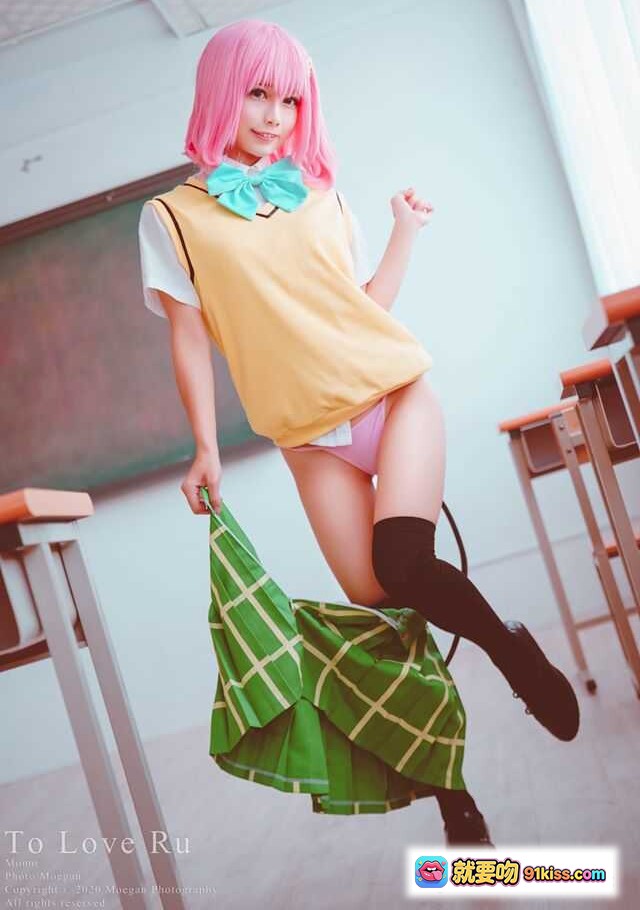 图片[6] - To LOVEる モモ·ベリア·デビルーク コスプレ 粉色短发 绿蝴蝶结 黄色背心裙 教室场景 黑色过膝袜 日系动漫角色扮演 - 就要吻