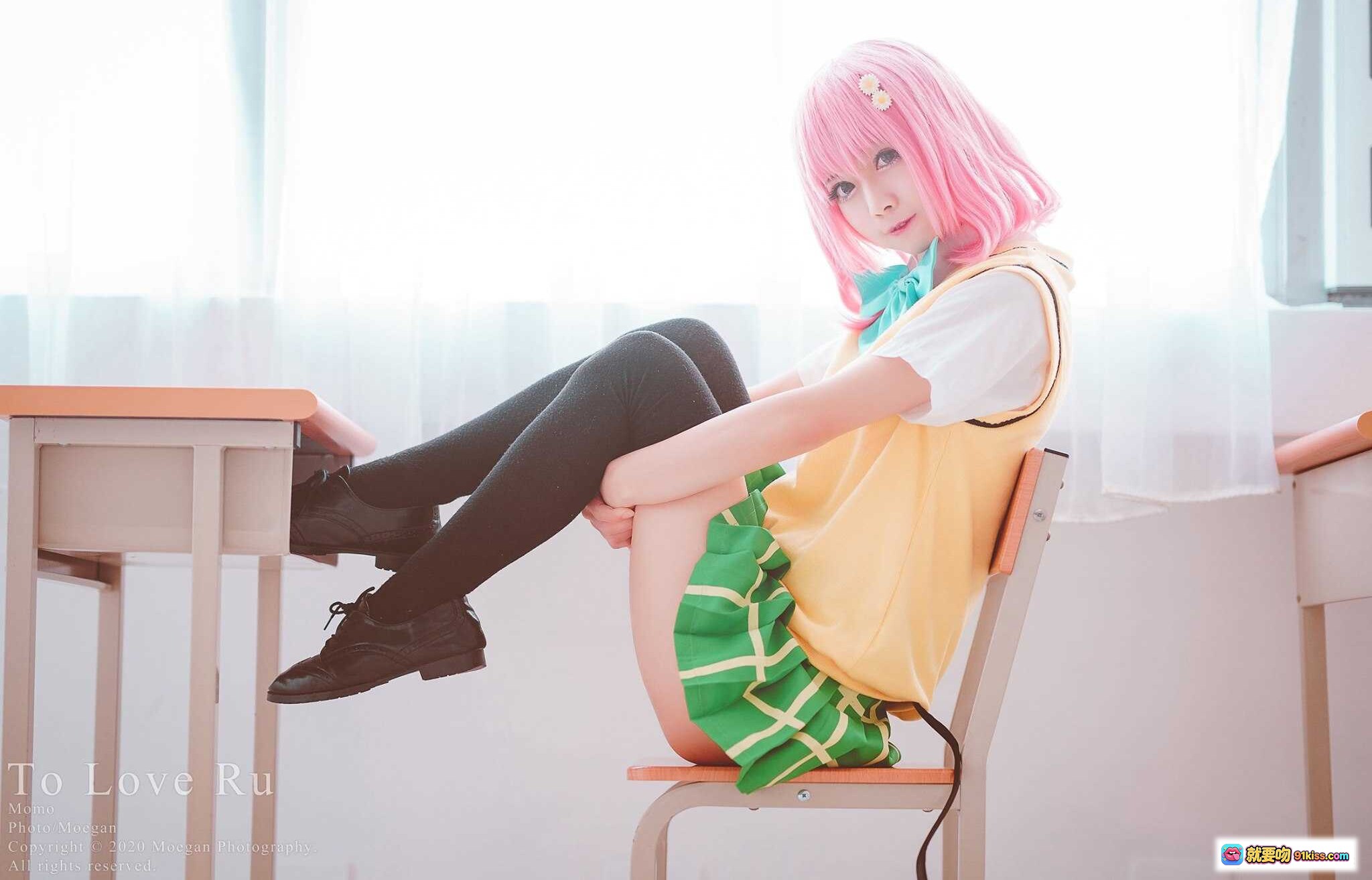 图片[3] - To LOVEる モモ·ベリア·デビルーク コスプレ 粉色短发 绿蝴蝶结 黄色背心裙 教室场景 黑色过膝袜 日系动漫角色扮演 - 就要吻