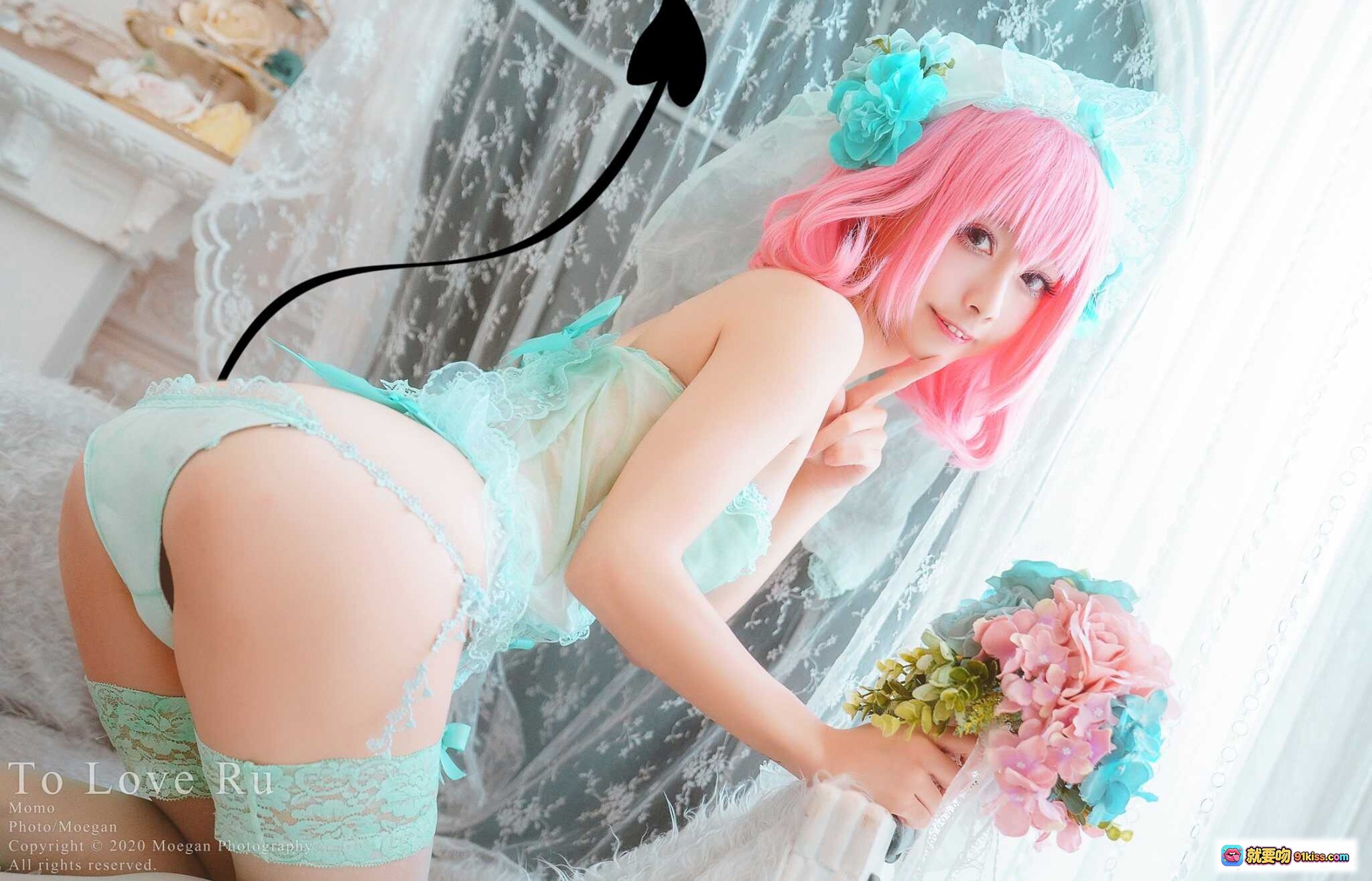 图片[2] - To LOVEる モモ·ベリア·デビルーク コスプレ 粉色短发 绿蝴蝶结 黄色背心裙 教室场景 黑色过膝袜 日系动漫角色扮演 - 就要吻