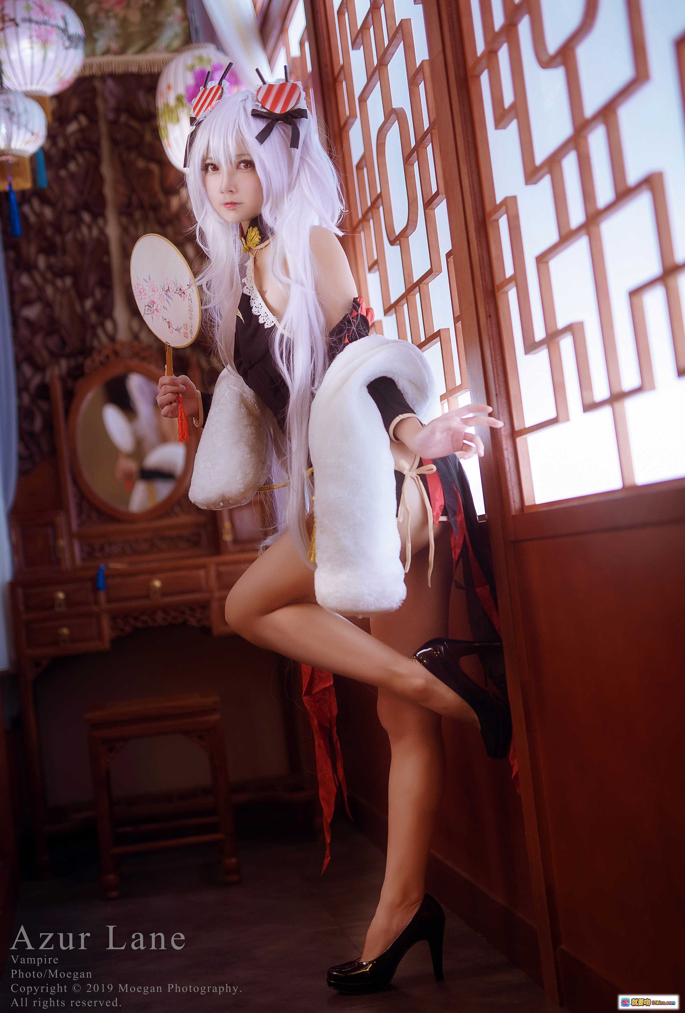 图片[8] - Azur Lane 吸血鬼 ヴァンパイア Cosplay | 白发双马尾+红白心形发饰+毛绒披肩+日式窗格背景 | 精致角色扮演写真 - 就要吻