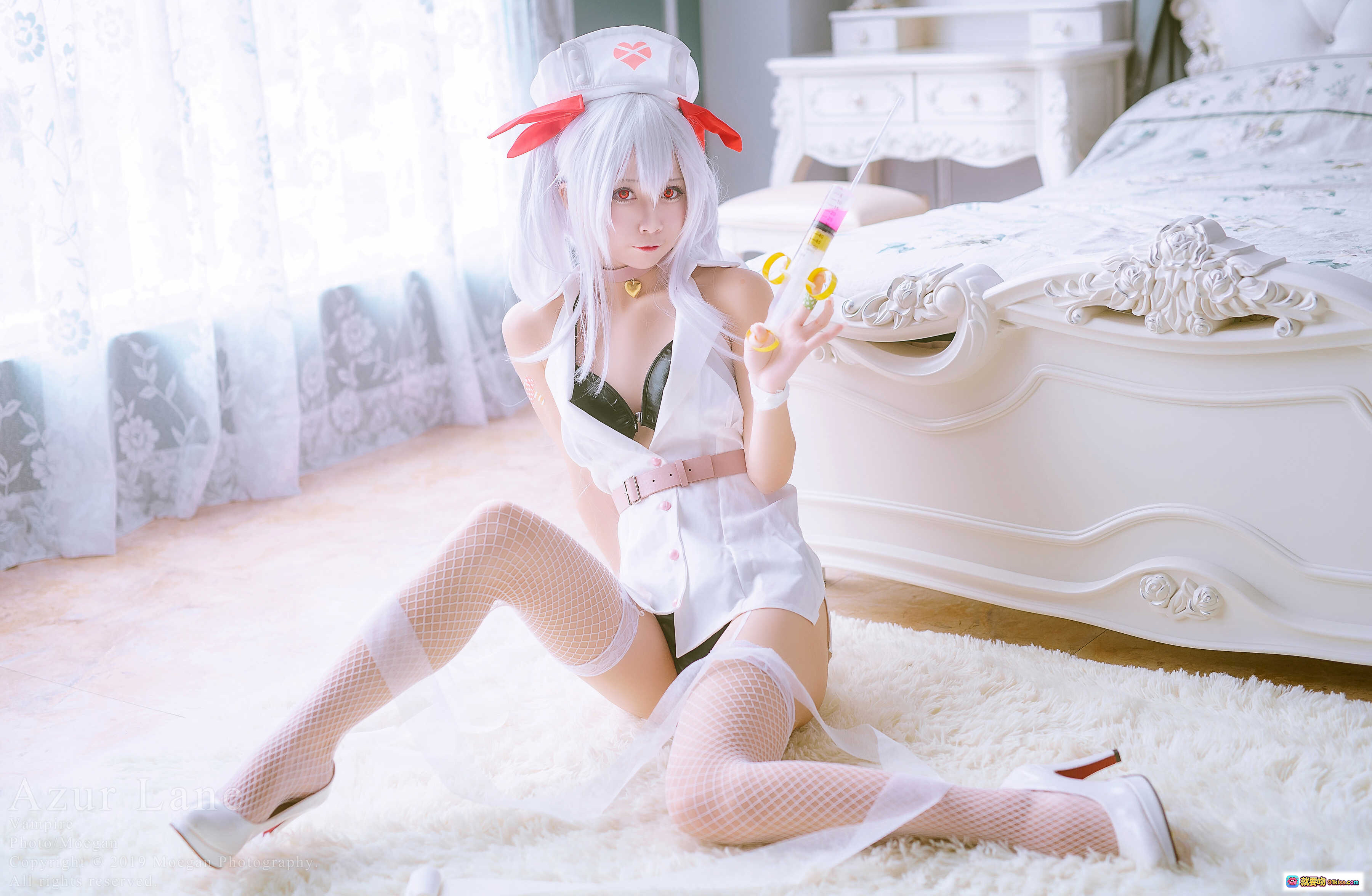 图片[5] - Azur Lane 吸血鬼 ヴァンパイア Cosplay | 白发双马尾+红白心形发饰+毛绒披肩+日式窗格背景 | 精致角色扮演写真 - 就要吻