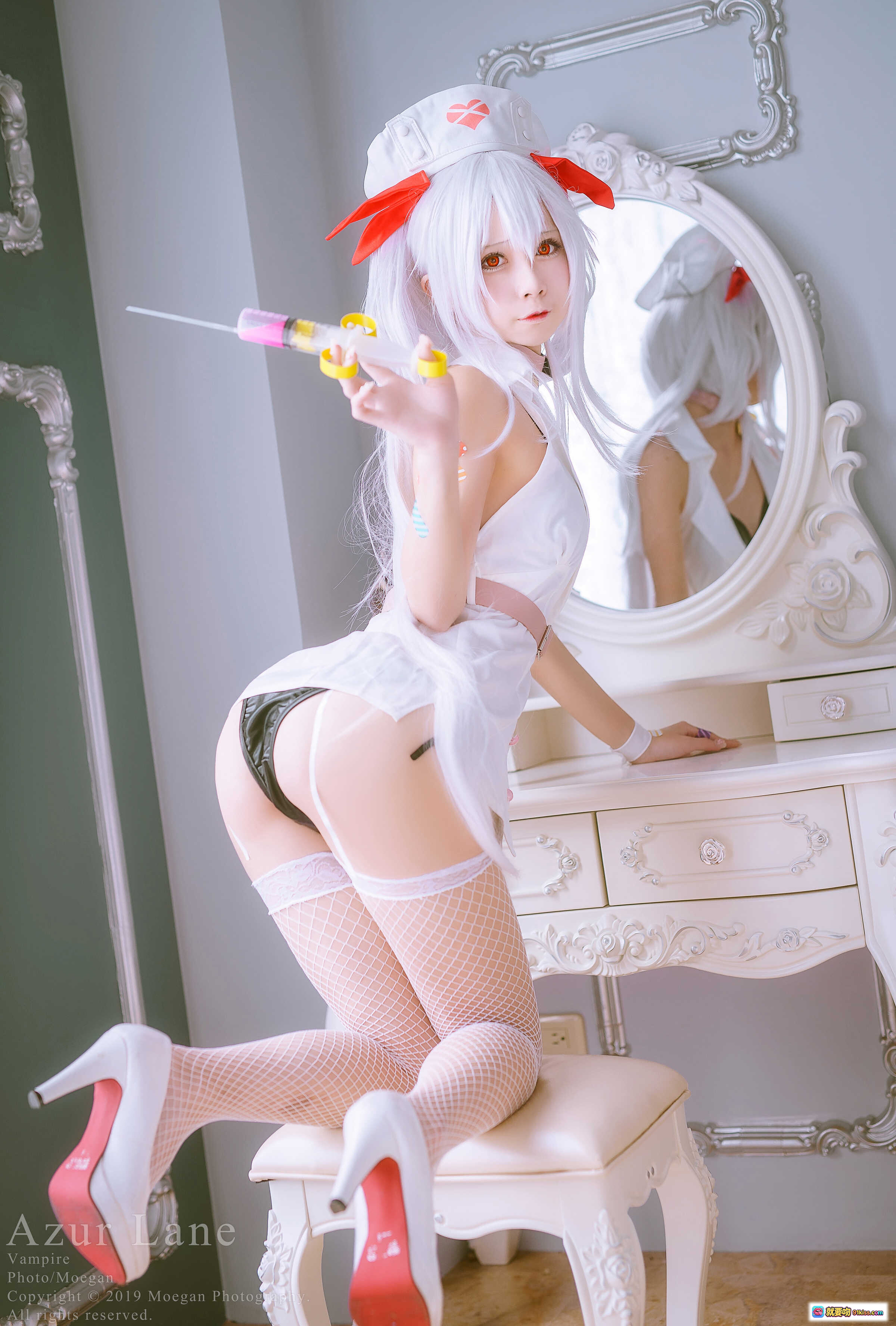 图片[4] - Azur Lane 吸血鬼 ヴァンパイア Cosplay | 白发双马尾+红白心形发饰+毛绒披肩+日式窗格背景 | 精致角色扮演写真 - 就要吻