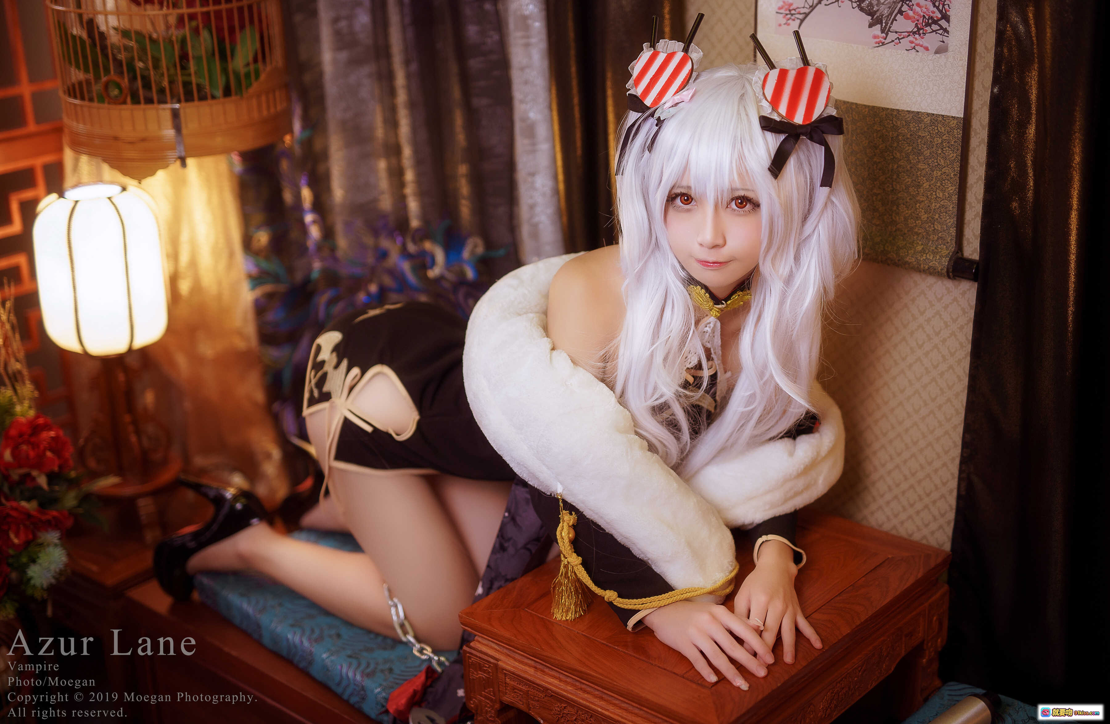 图片[9] - Azur Lane 吸血鬼 ヴァンパイア Cosplay | 白发双马尾+红白心形发饰+毛绒披肩+日式窗格背景 | 精致角色扮演写真 - 就要吻