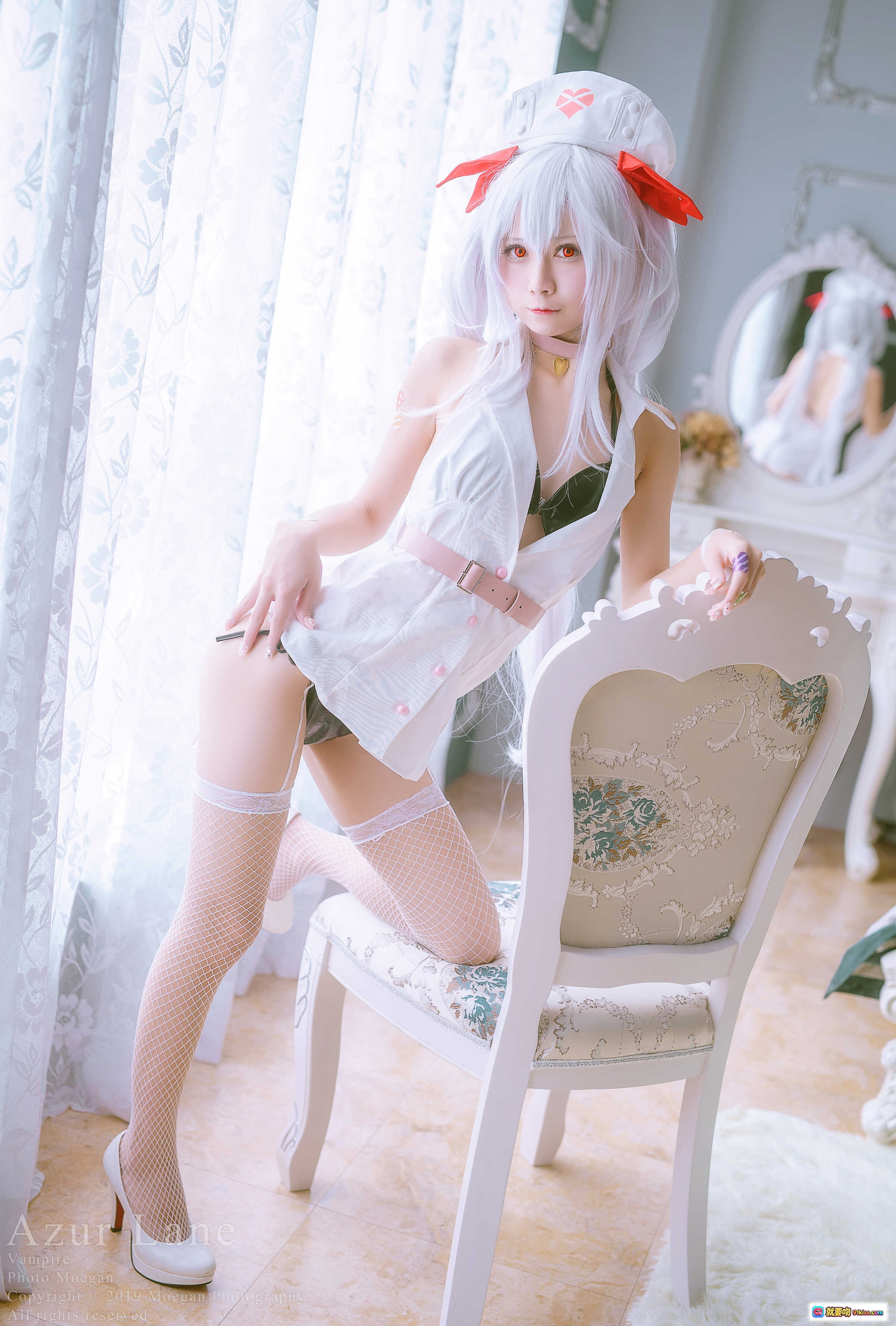 图片[3] - Azur Lane 吸血鬼 ヴァンパイア Cosplay | 白发双马尾+红白心形发饰+毛绒披肩+日式窗格背景 | 精致角色扮演写真 - 就要吻