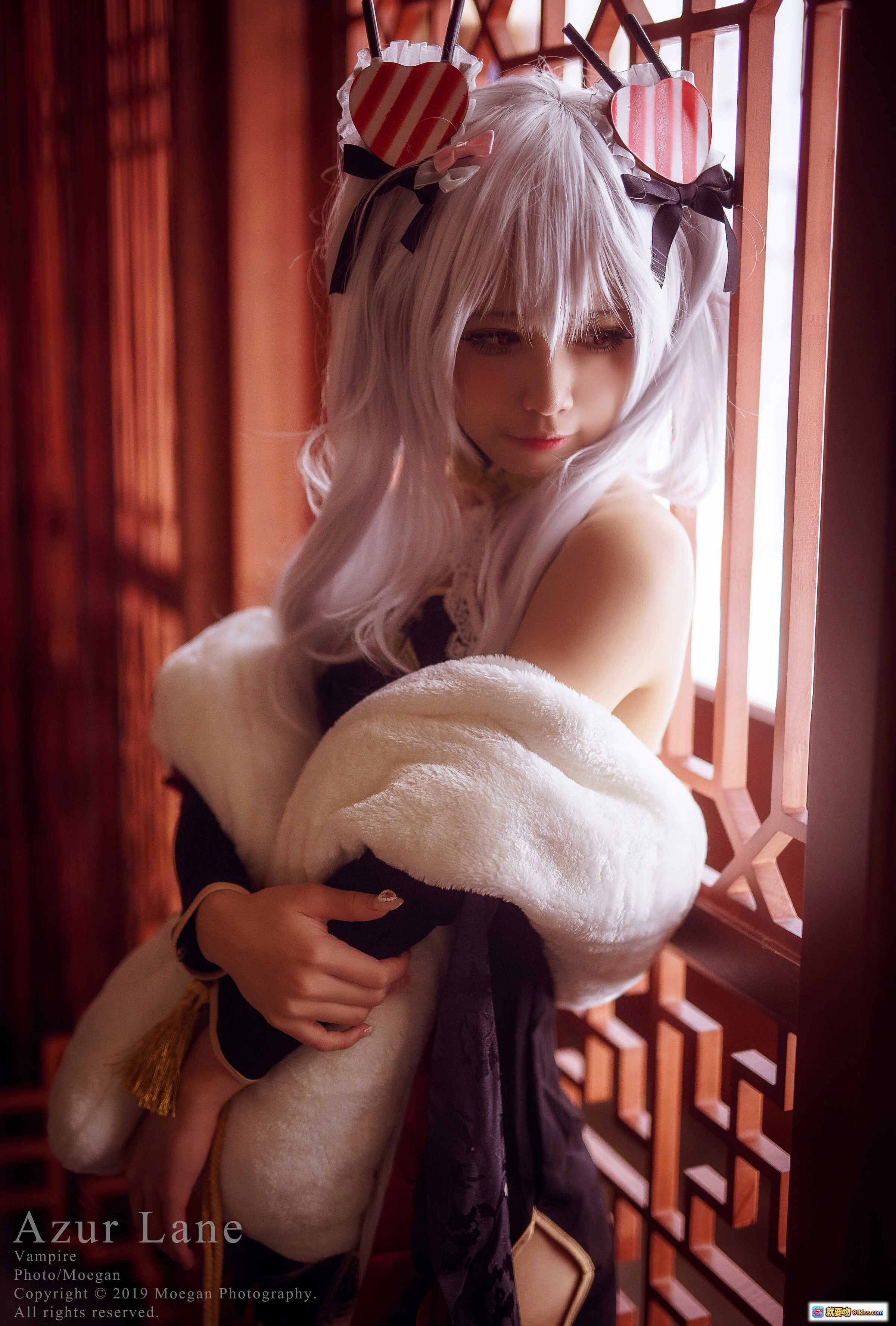 图片[1] - Azur Lane 吸血鬼 ヴァンパイア Cosplay | 白发双马尾+红白心形发饰+毛绒披肩+日式窗格背景 | 精致角色扮演写真 - 就要吻