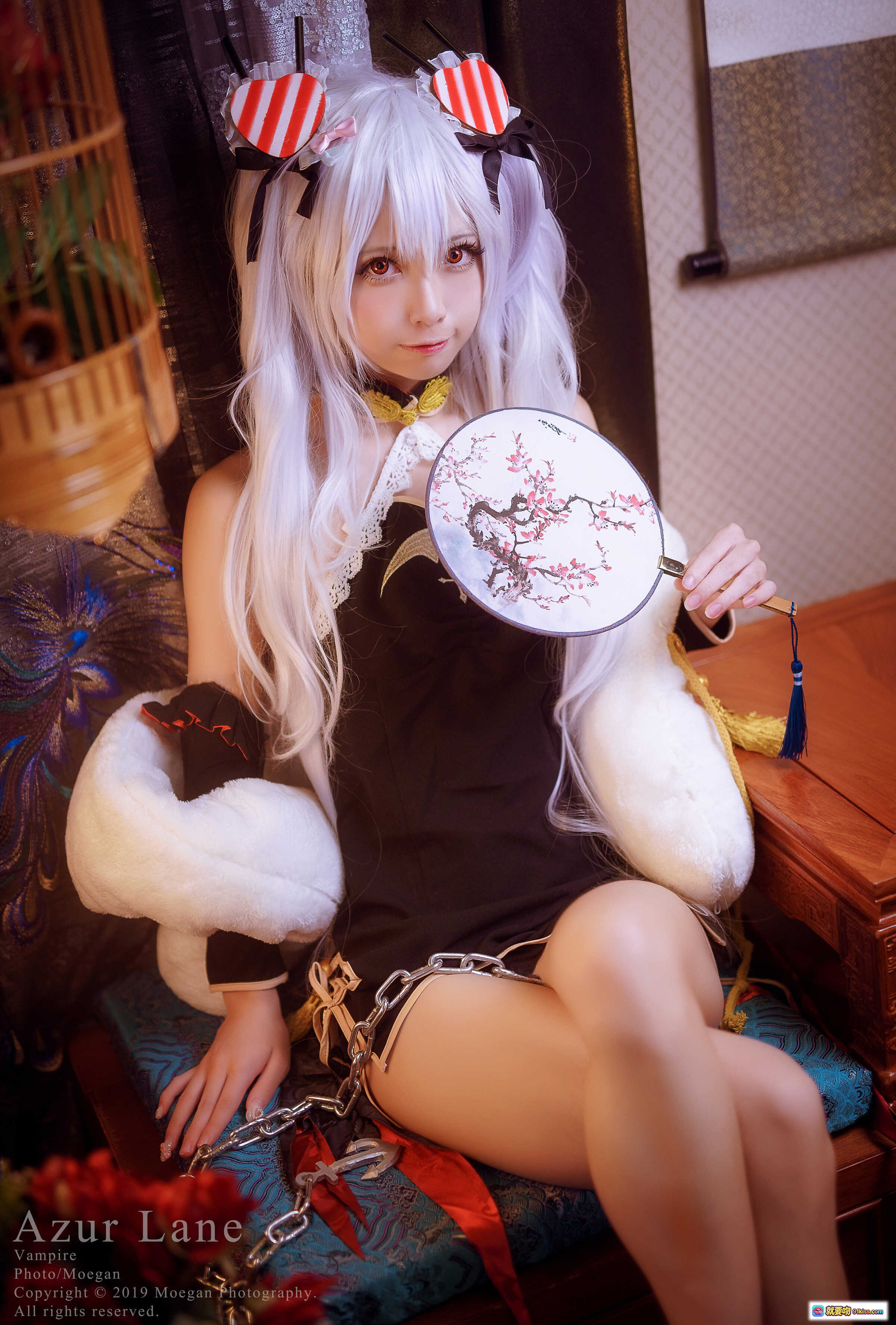 图片[10] - Azur Lane 吸血鬼 ヴァンパイア Cosplay | 白发双马尾+红白心形发饰+毛绒披肩+日式窗格背景 | 精致角色扮演写真 - 就要吻