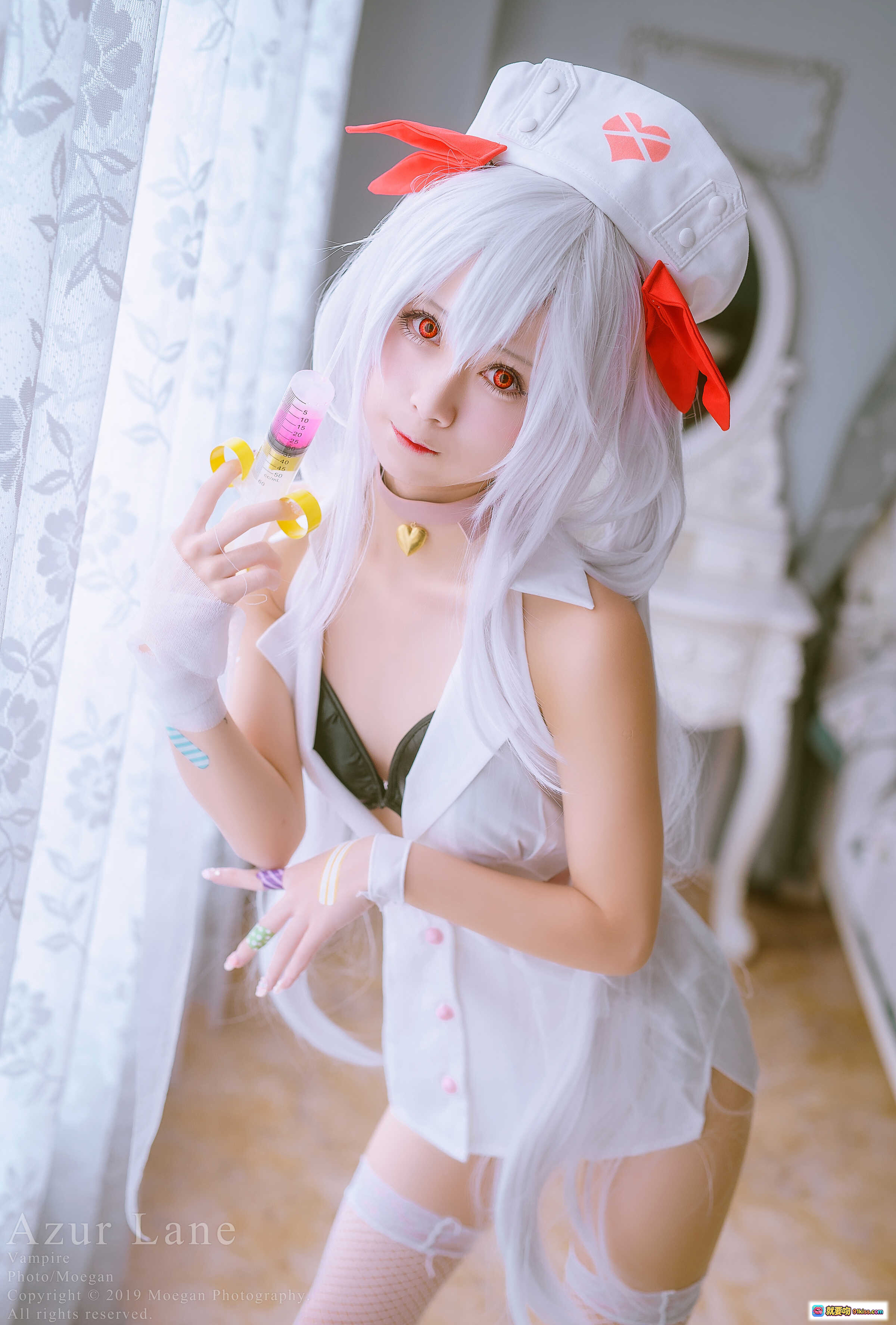 图片[6] - Azur Lane 吸血鬼 ヴァンパイア Cosplay | 白发双马尾+红白心形发饰+毛绒披肩+日式窗格背景 | 精致角色扮演写真 - 就要吻