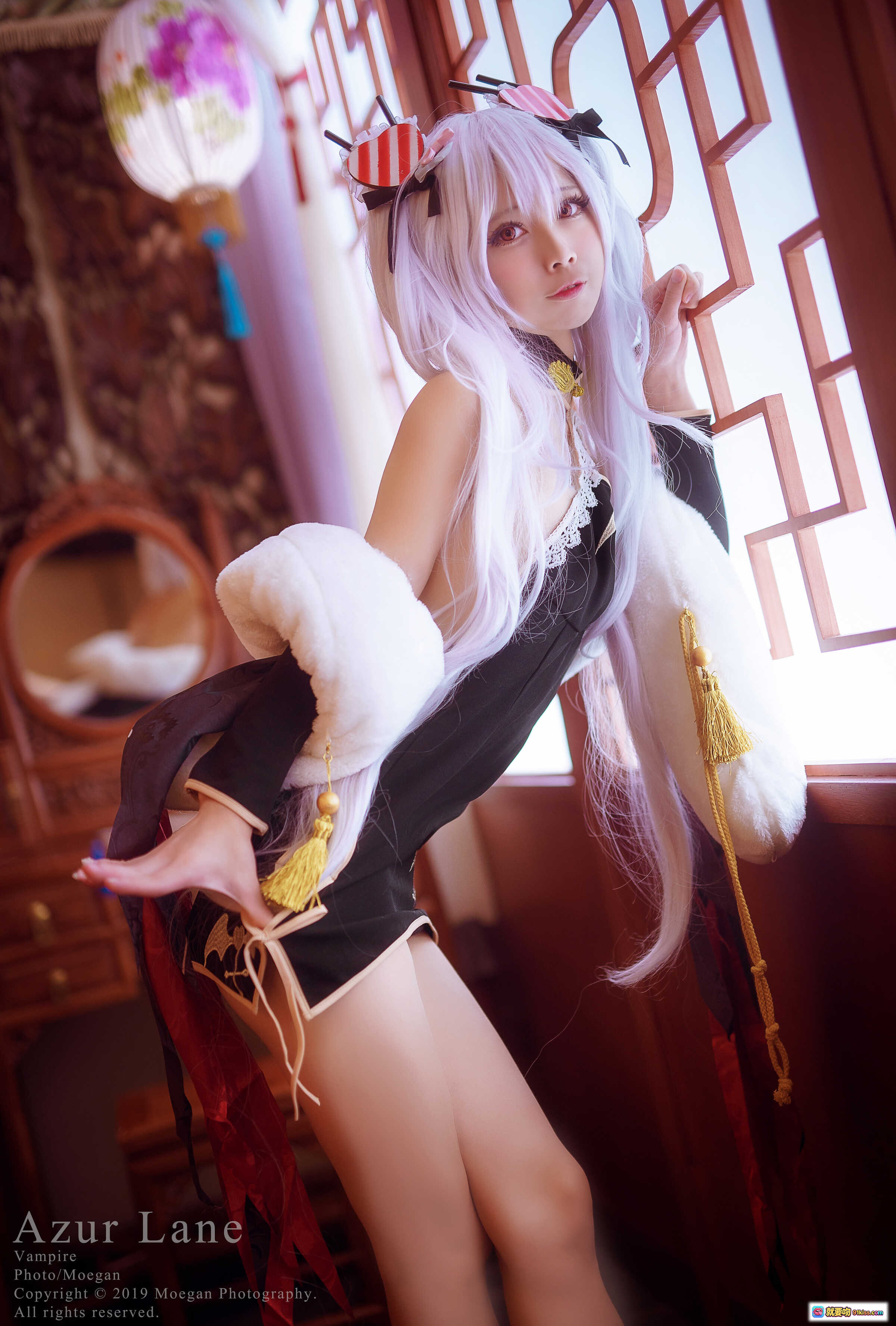 图片[7] - Azur Lane 吸血鬼 ヴァンパイア Cosplay | 白发双马尾+红白心形发饰+毛绒披肩+日式窗格背景 | 精致角色扮演写真 - 就要吻