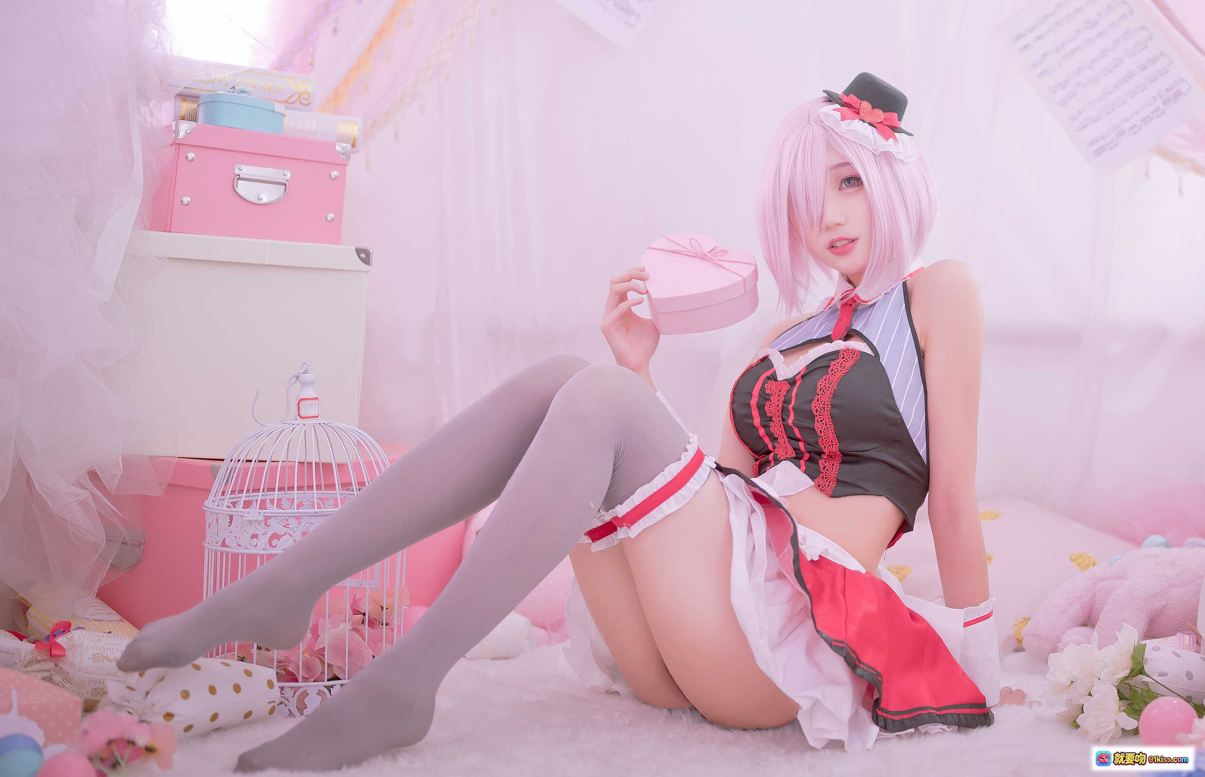 图片[1] - 周叽可爱兔兔NO.027玛修情人节cosplay粉发女仆装灰丝美腿甜心写真24P - 就要吻