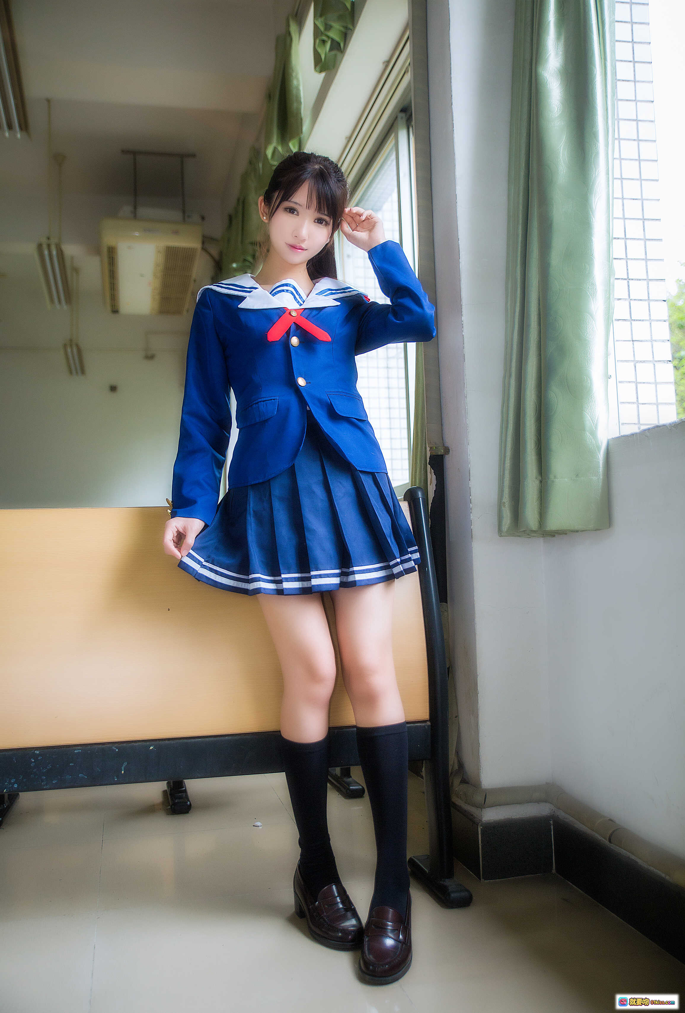 图片[8] - 鳗鱼霏儿NO.059圣人惠校服写真｜蓝白水手服少女窗边侧颜温柔微笑日系校园风高清图集 - 就要吻