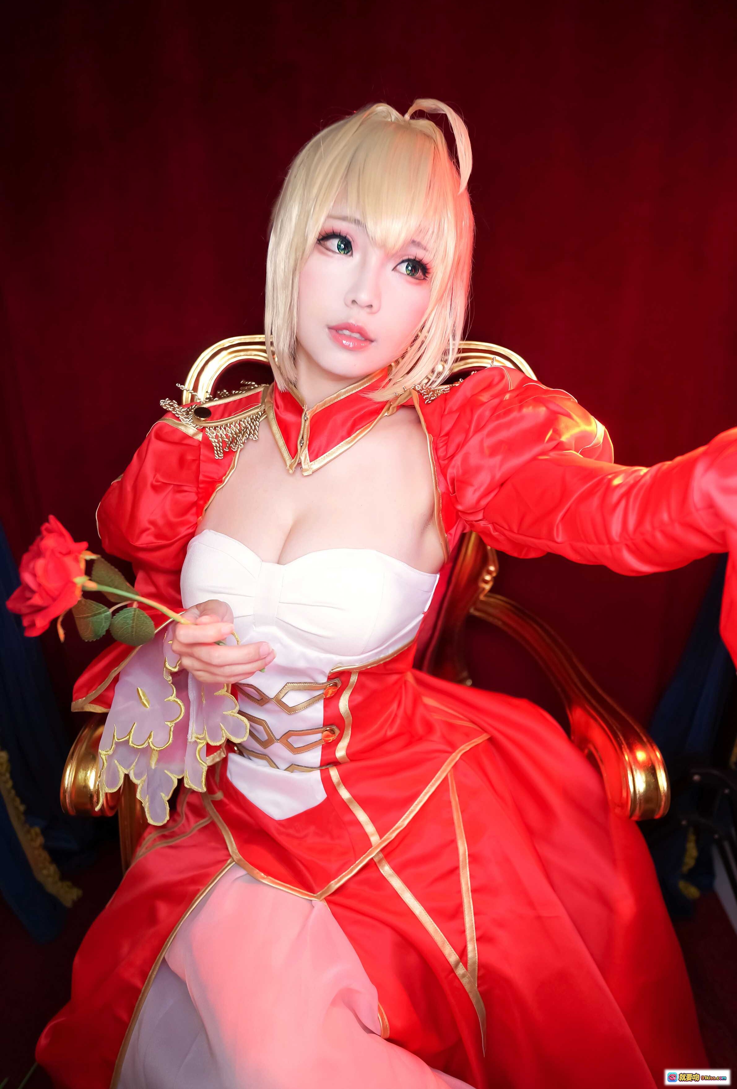 图片[7] - ElyEE子NO.008华丽红裙cosplay写真｜金发少女宫廷风造型｜玫瑰花瓣飞舞场景｜精致妆容与金色长靴搭配 - 就要吻