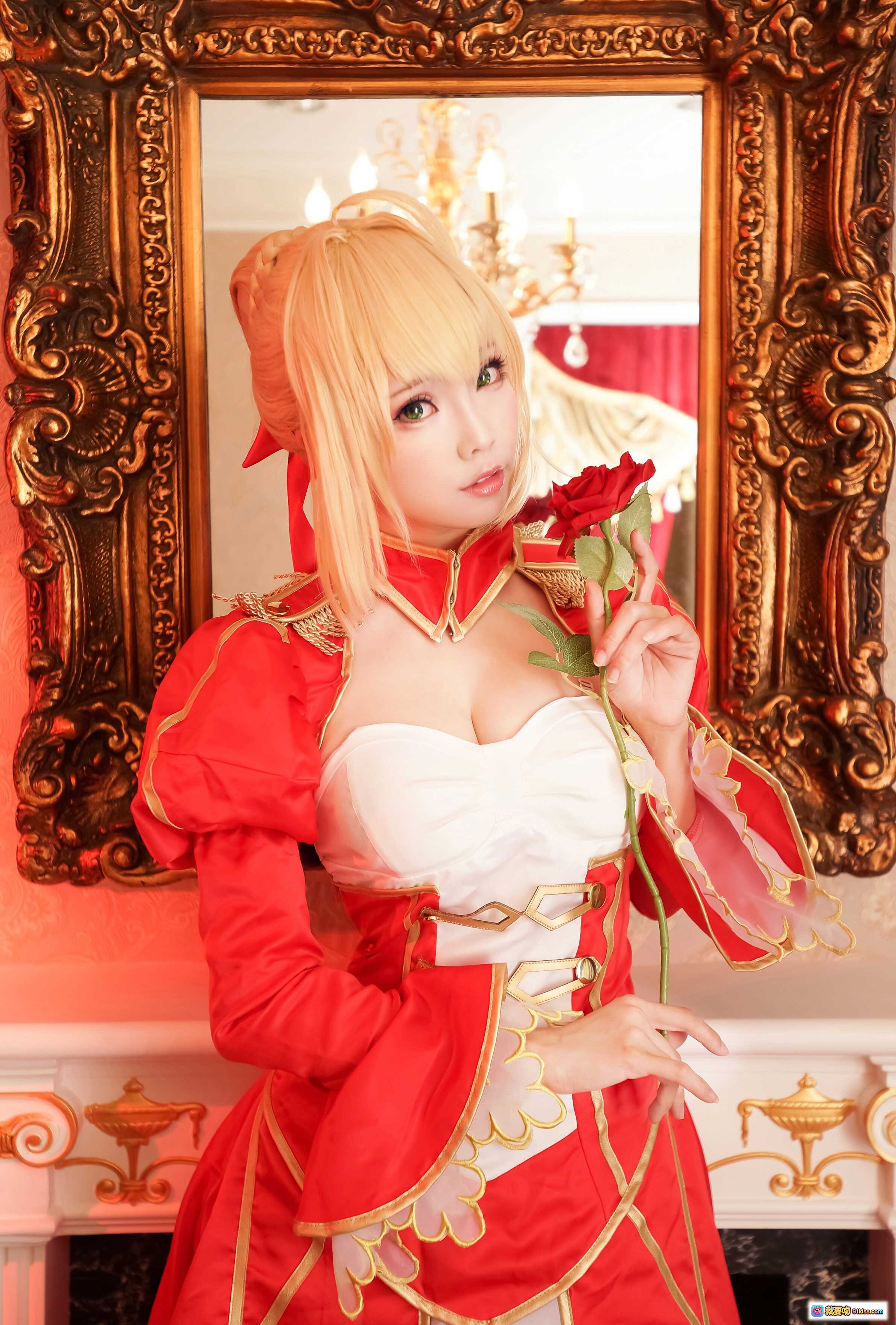 图片[2] - ElyEE子NO.008华丽红裙cosplay写真｜金发少女宫廷风造型｜玫瑰花瓣飞舞场景｜精致妆容与金色长靴搭配 - 就要吻