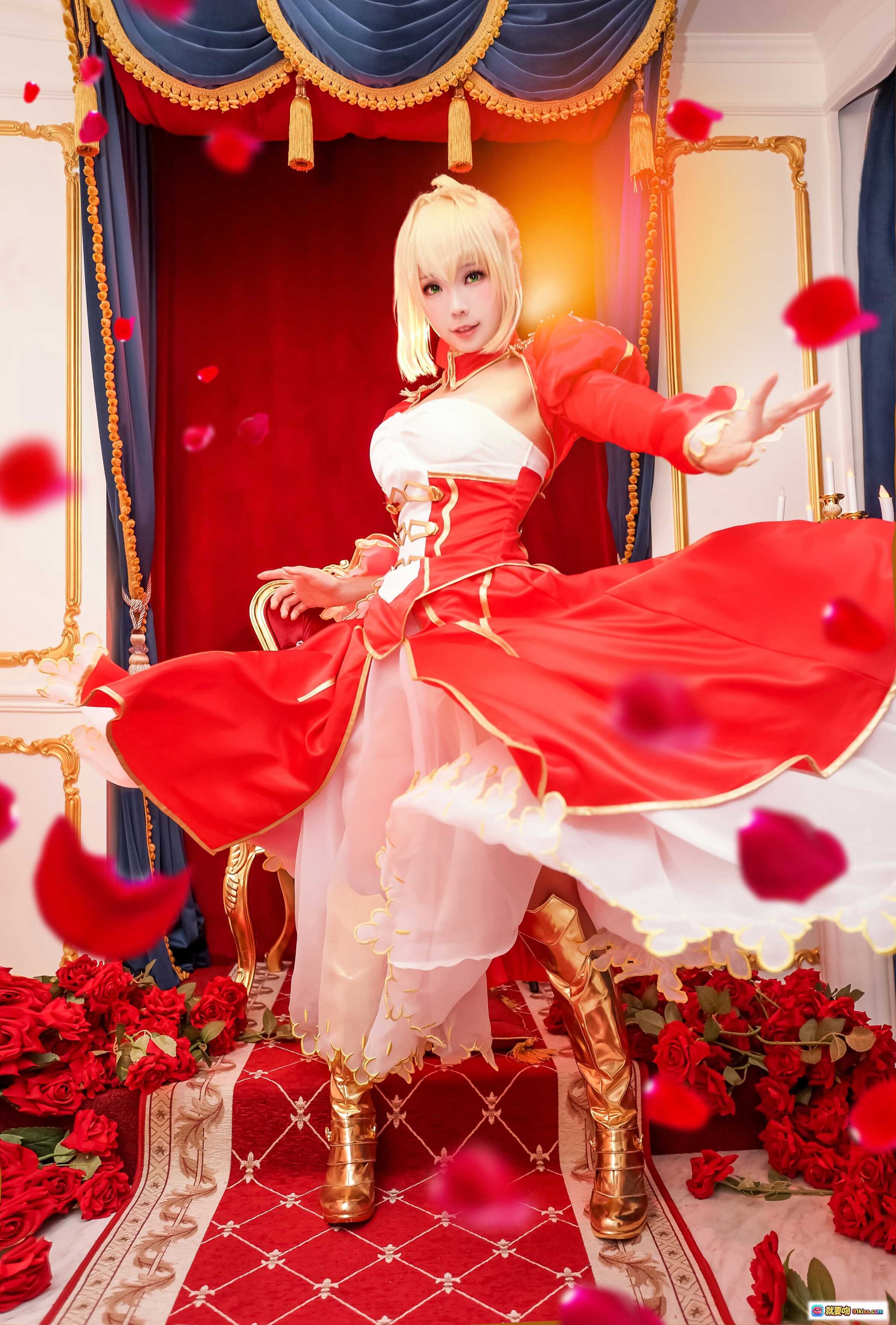 图片[1] - ElyEE子NO.008华丽红裙cosplay写真｜金发少女宫廷风造型｜玫瑰花瓣飞舞场景｜精致妆容与金色长靴搭配 - 就要吻