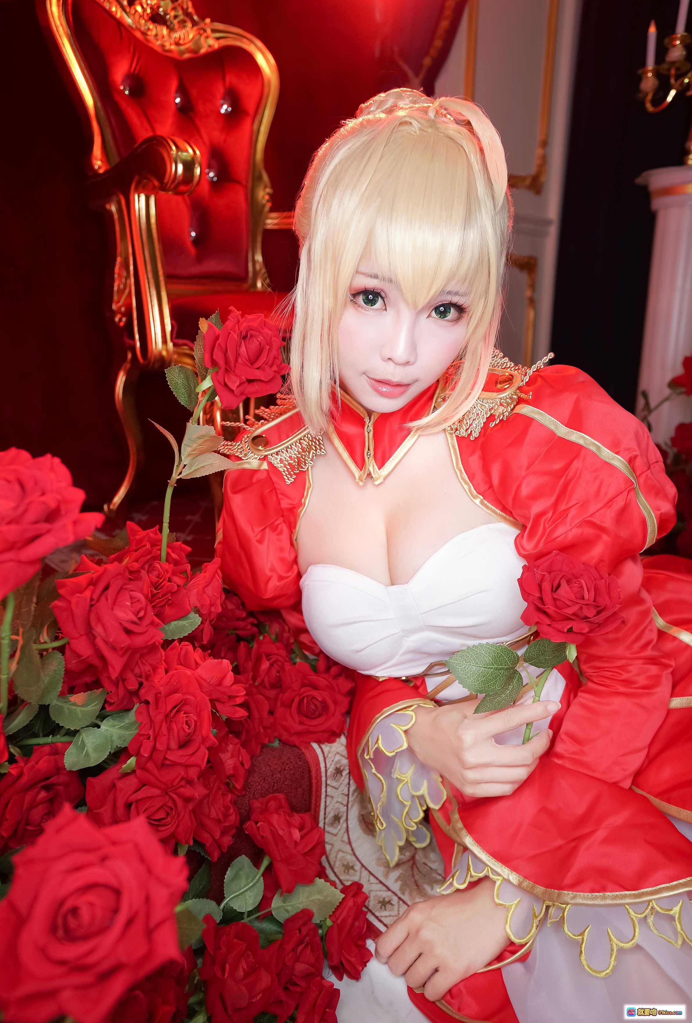 图片[6] - ElyEE子NO.008华丽红裙cosplay写真｜金发少女宫廷风造型｜玫瑰花瓣飞舞场景｜精致妆容与金色长靴搭配 - 就要吻