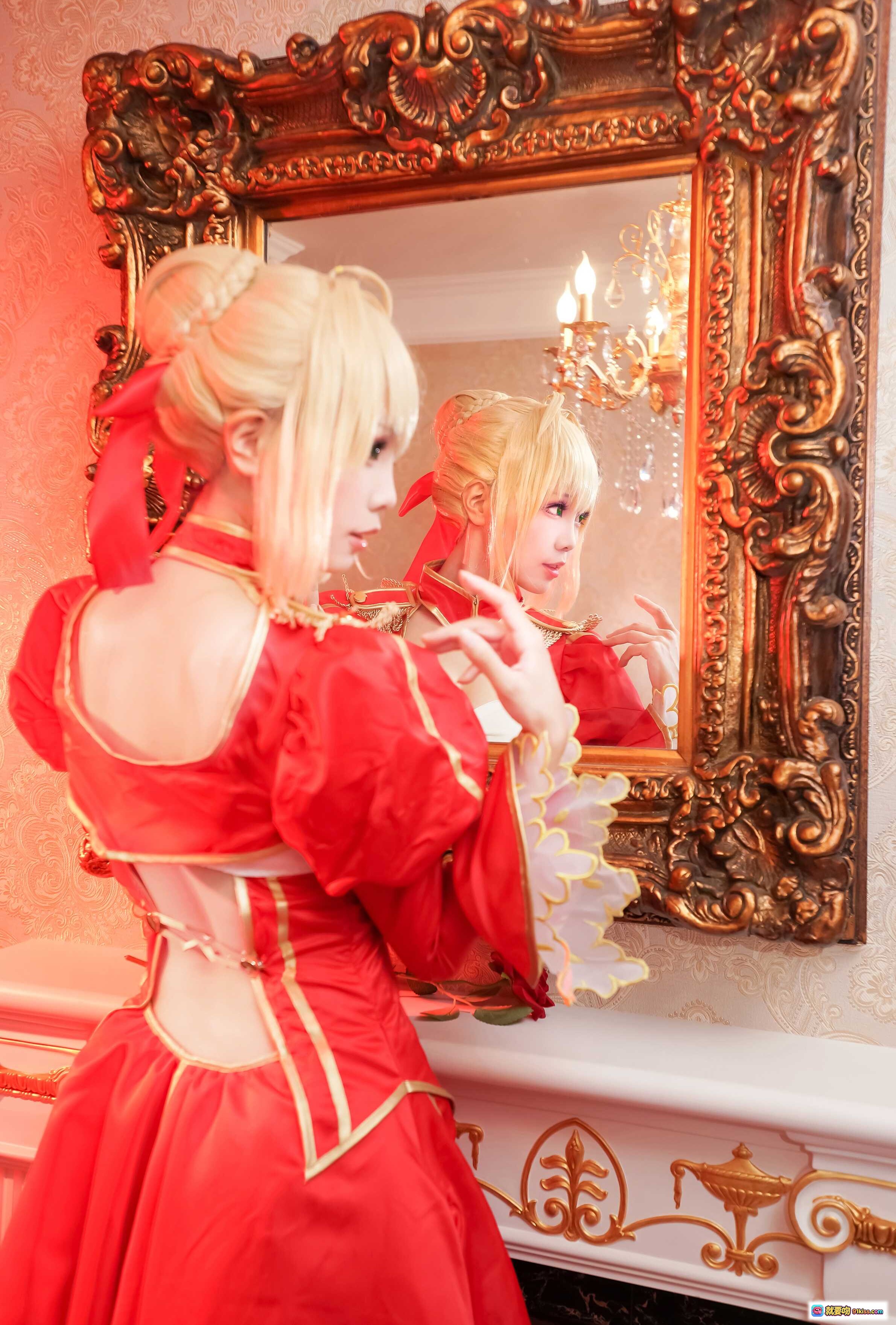 图片[8] - ElyEE子NO.008华丽红裙cosplay写真｜金发少女宫廷风造型｜玫瑰花瓣飞舞场景｜精致妆容与金色长靴搭配 - 就要吻