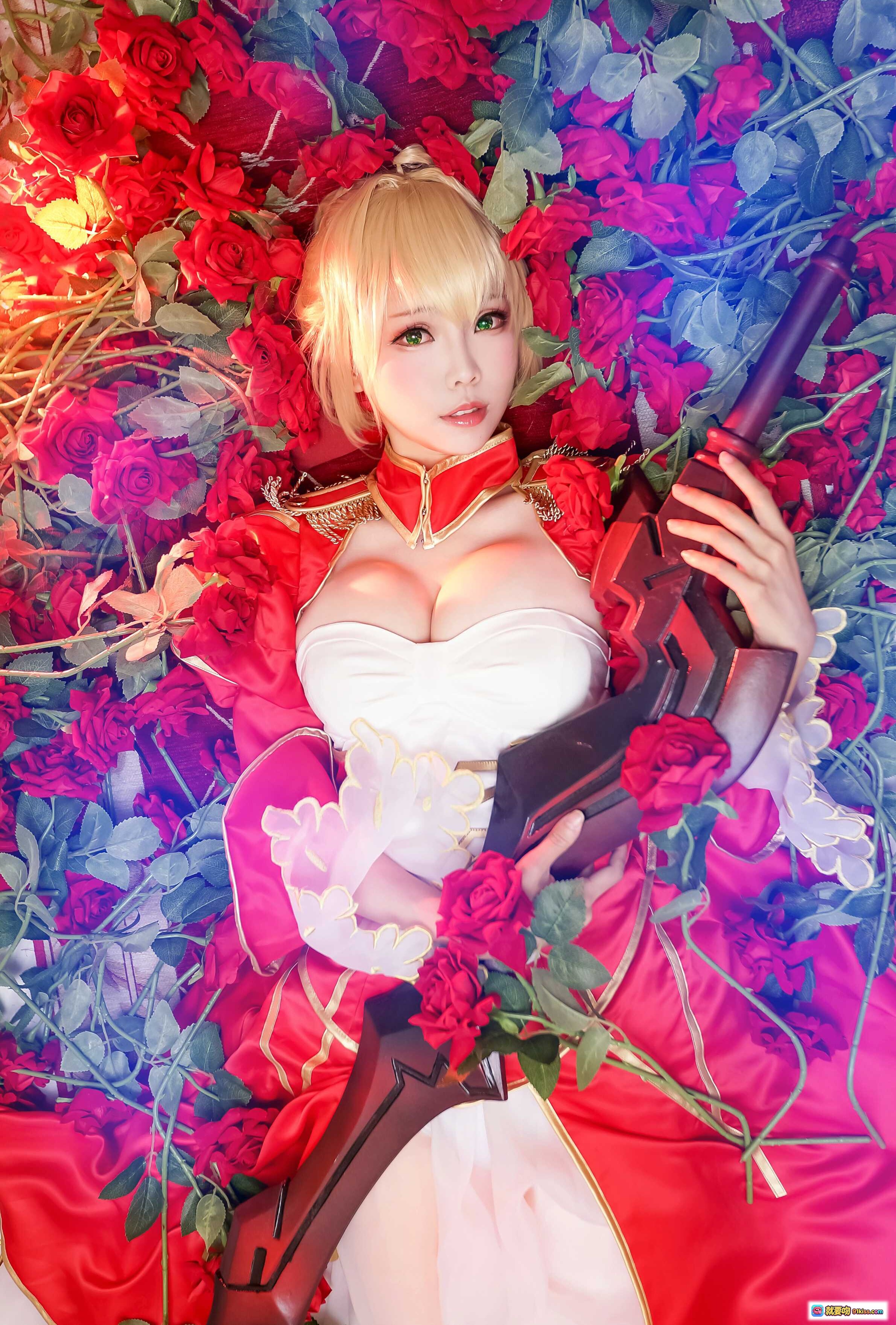 图片[5] - ElyEE子NO.008华丽红裙cosplay写真｜金发少女宫廷风造型｜玫瑰花瓣飞舞场景｜精致妆容与金色长靴搭配 - 就要吻
