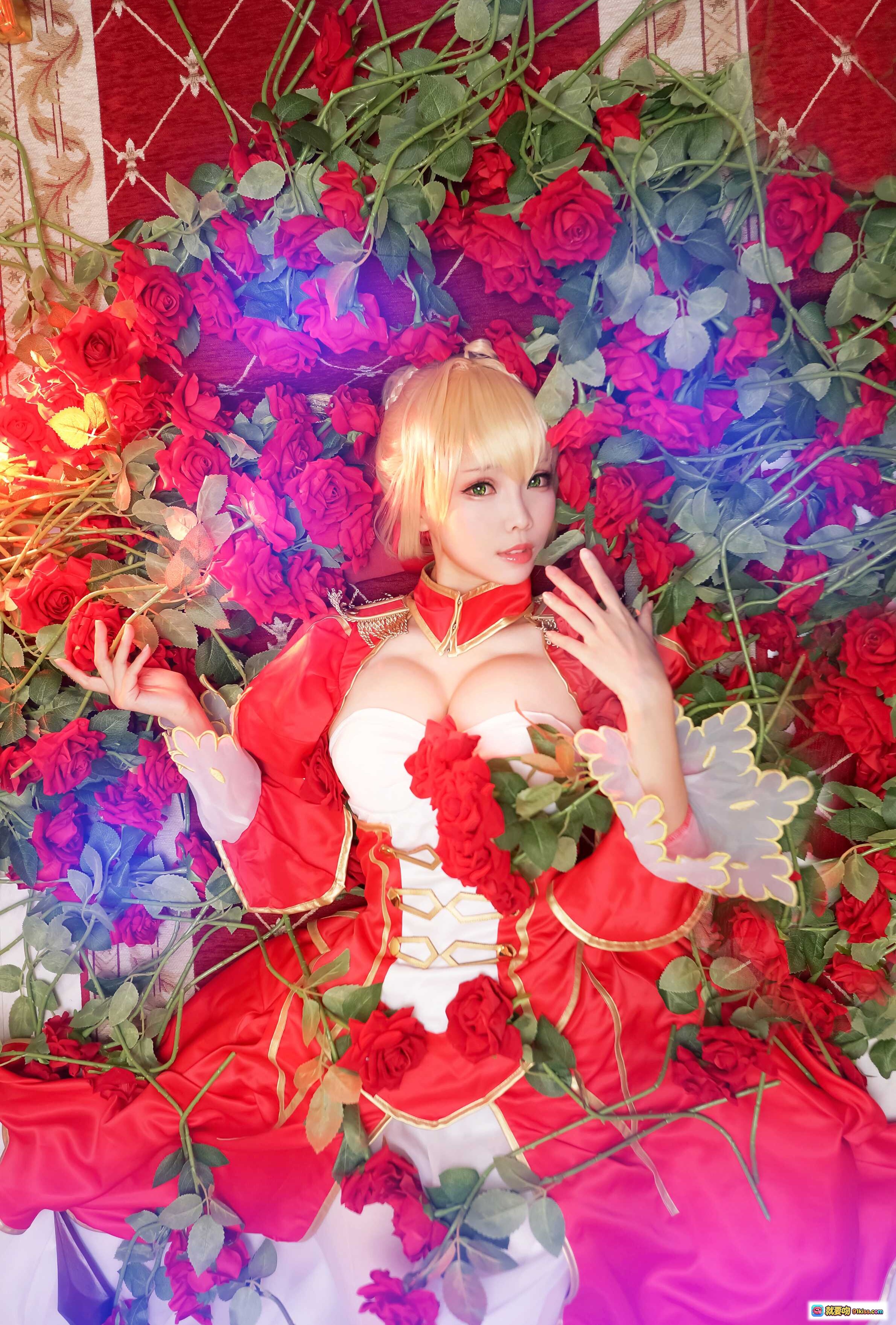 图片[4] - ElyEE子NO.008华丽红裙cosplay写真｜金发少女宫廷风造型｜玫瑰花瓣飞舞场景｜精致妆容与金色长靴搭配 - 就要吻