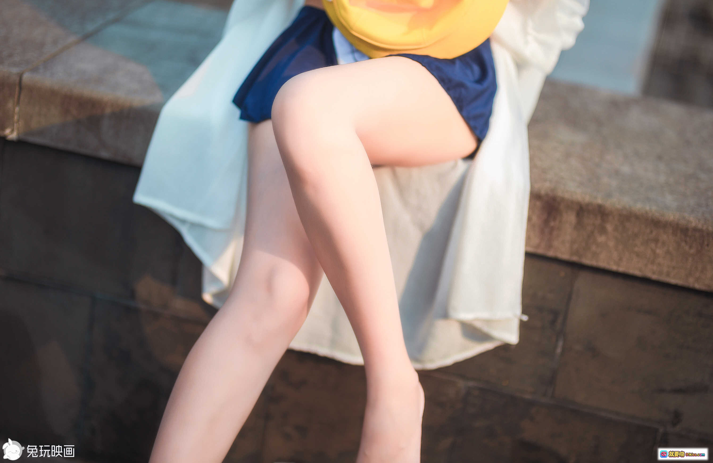 图片[9] - 小黄帽少女户外写真｜清新甜美风｜蓝白泳装搭配｜日系短发造型｜自然光人像摄影 - 就要吻