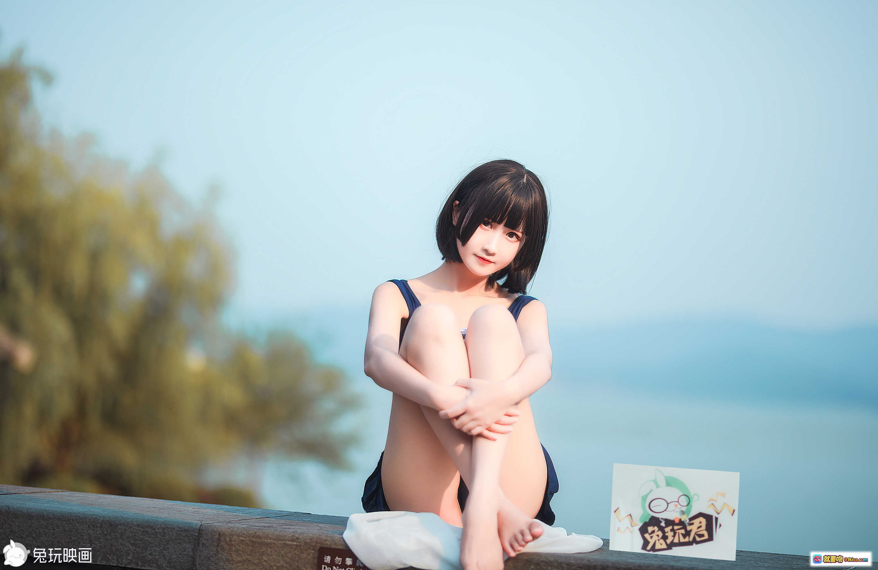 图片[4] - 小黄帽少女户外写真｜清新甜美风｜蓝白泳装搭配｜日系短发造型｜自然光人像摄影 - 就要吻