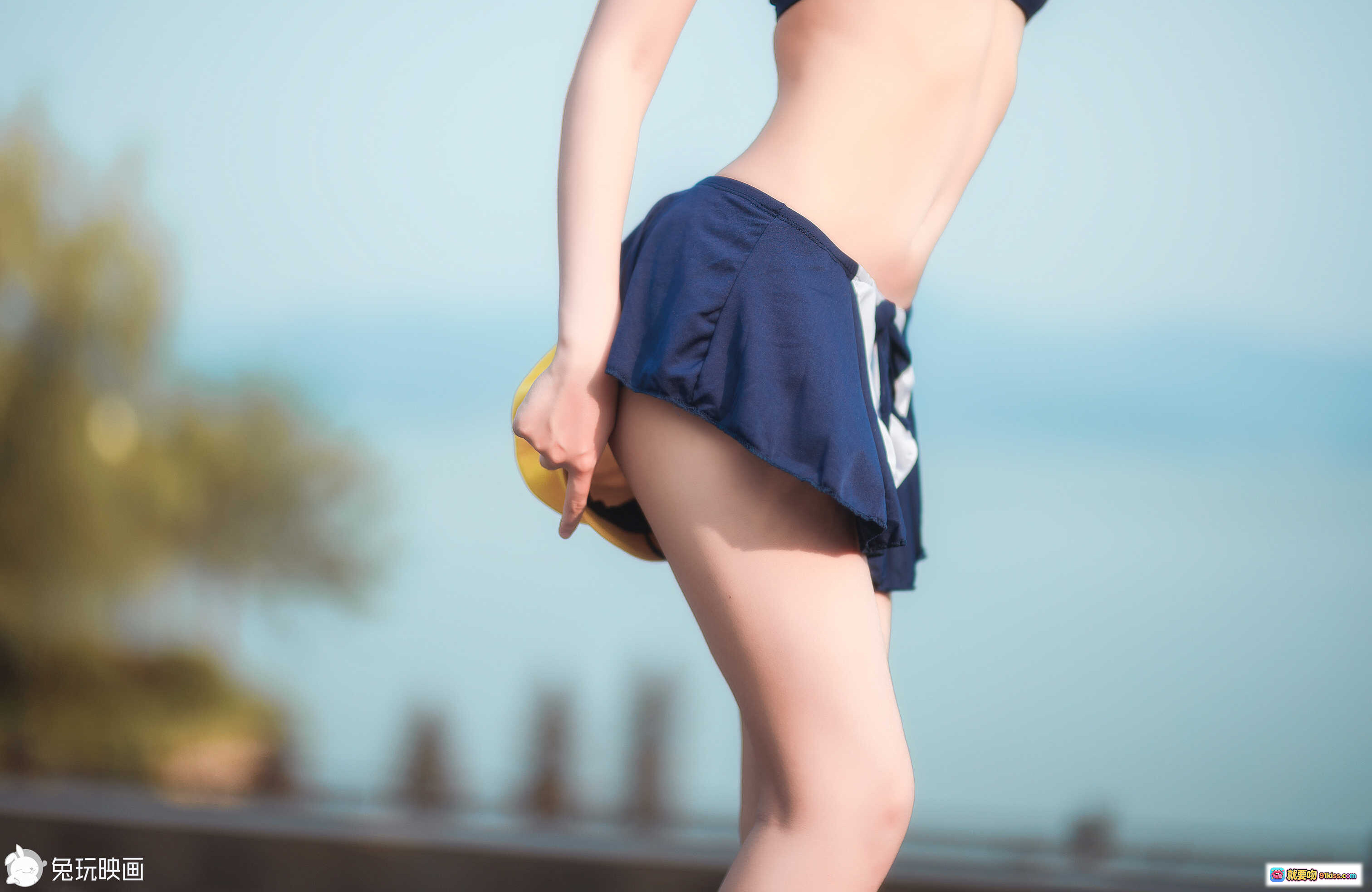 图片[2] - 小黄帽少女户外写真｜清新甜美风｜蓝白泳装搭配｜日系短发造型｜自然光人像摄影 - 就要吻