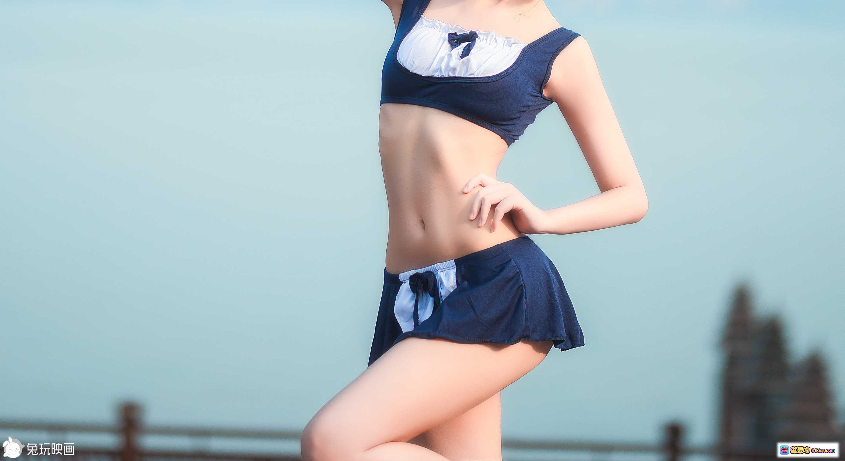 图片[7] - 小黄帽少女户外写真｜清新甜美风｜蓝白泳装搭配｜日系短发造型｜自然光人像摄影 - 就要吻