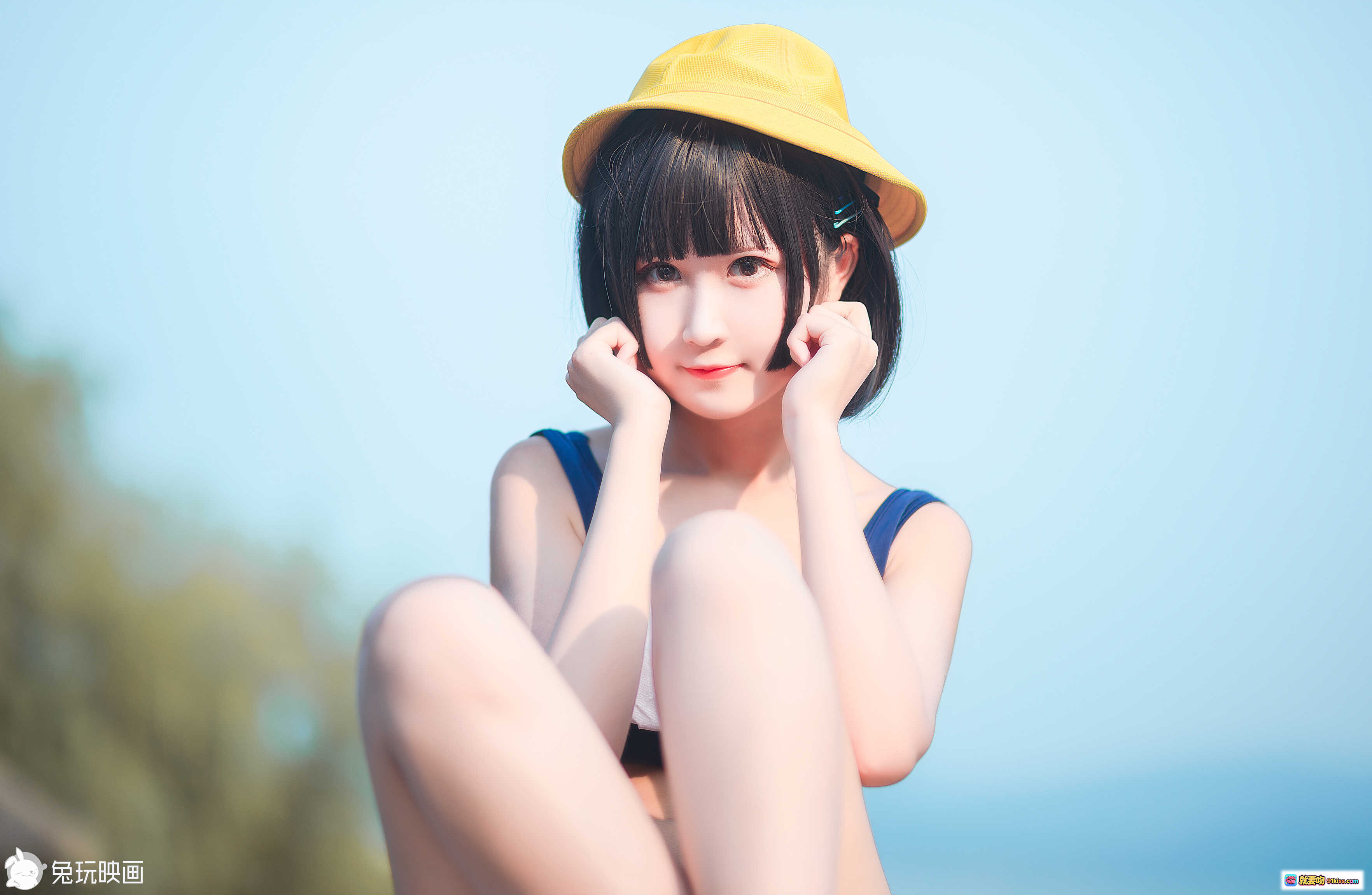 图片[1] - 小黄帽少女户外写真｜清新甜美风｜蓝白泳装搭配｜日系短发造型｜自然光人像摄影 - 就要吻