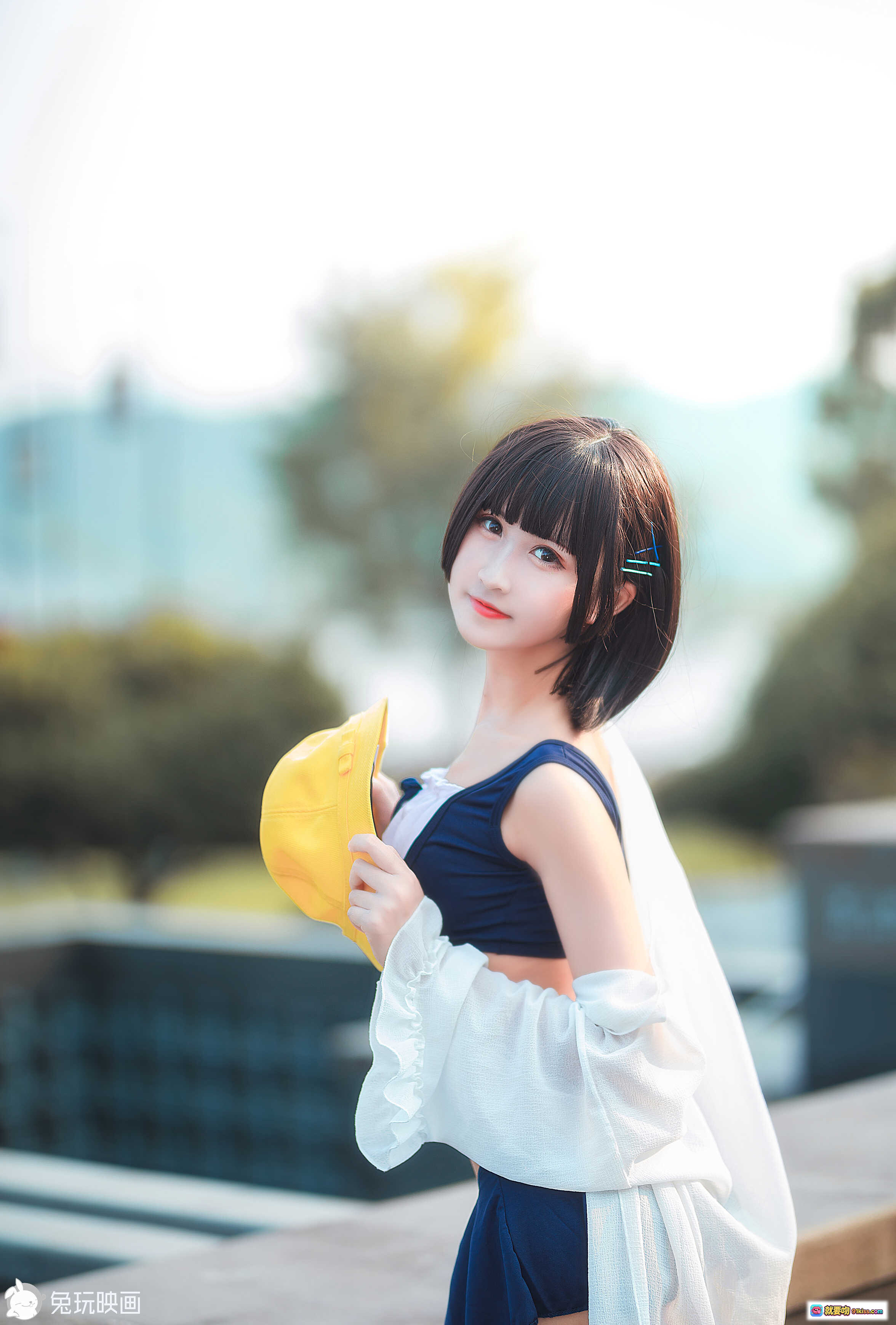 图片[8] - 小黄帽少女户外写真｜清新甜美风｜蓝白泳装搭配｜日系短发造型｜自然光人像摄影 - 就要吻