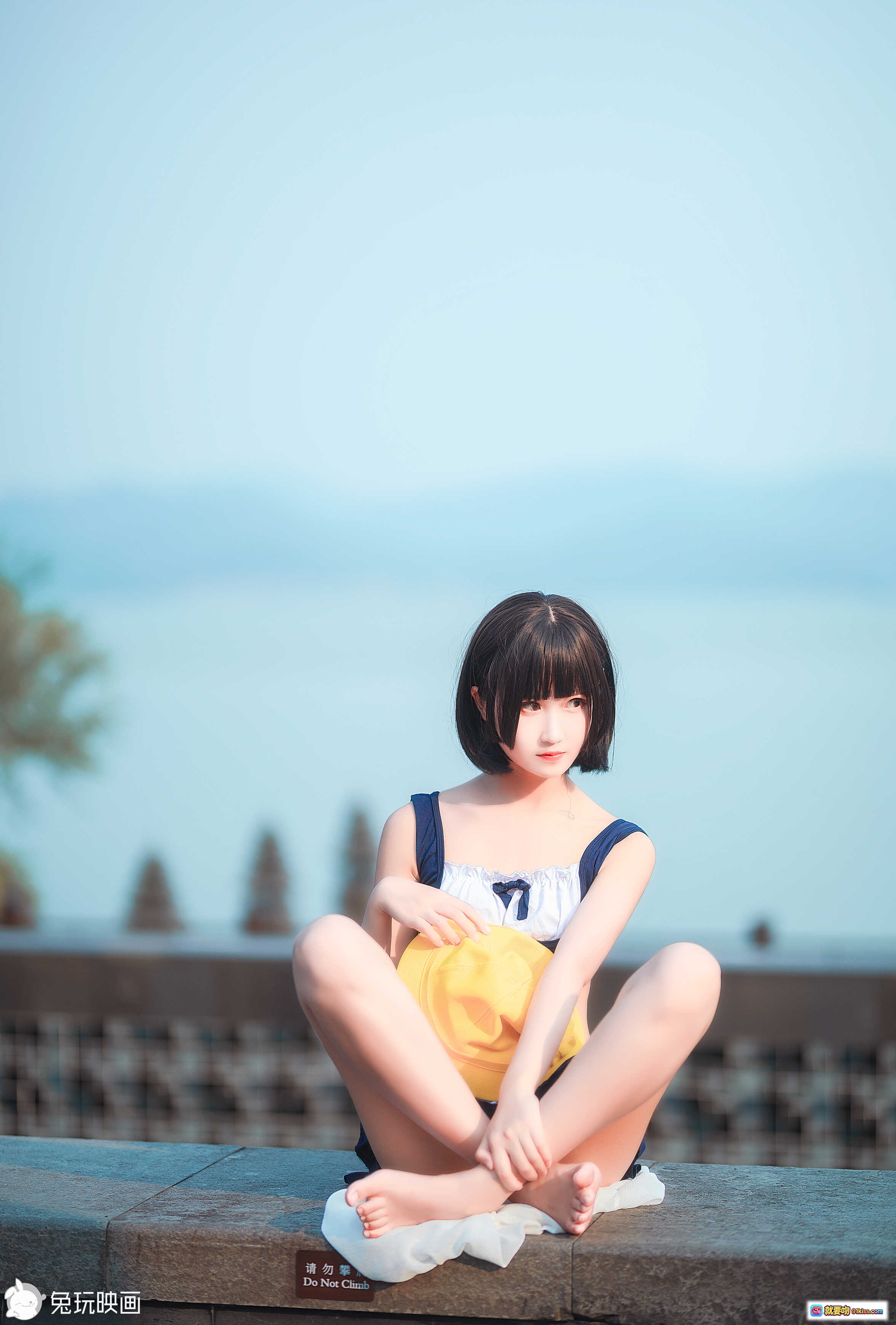图片[6] - 小黄帽少女户外写真｜清新甜美风｜蓝白泳装搭配｜日系短发造型｜自然光人像摄影 - 就要吻