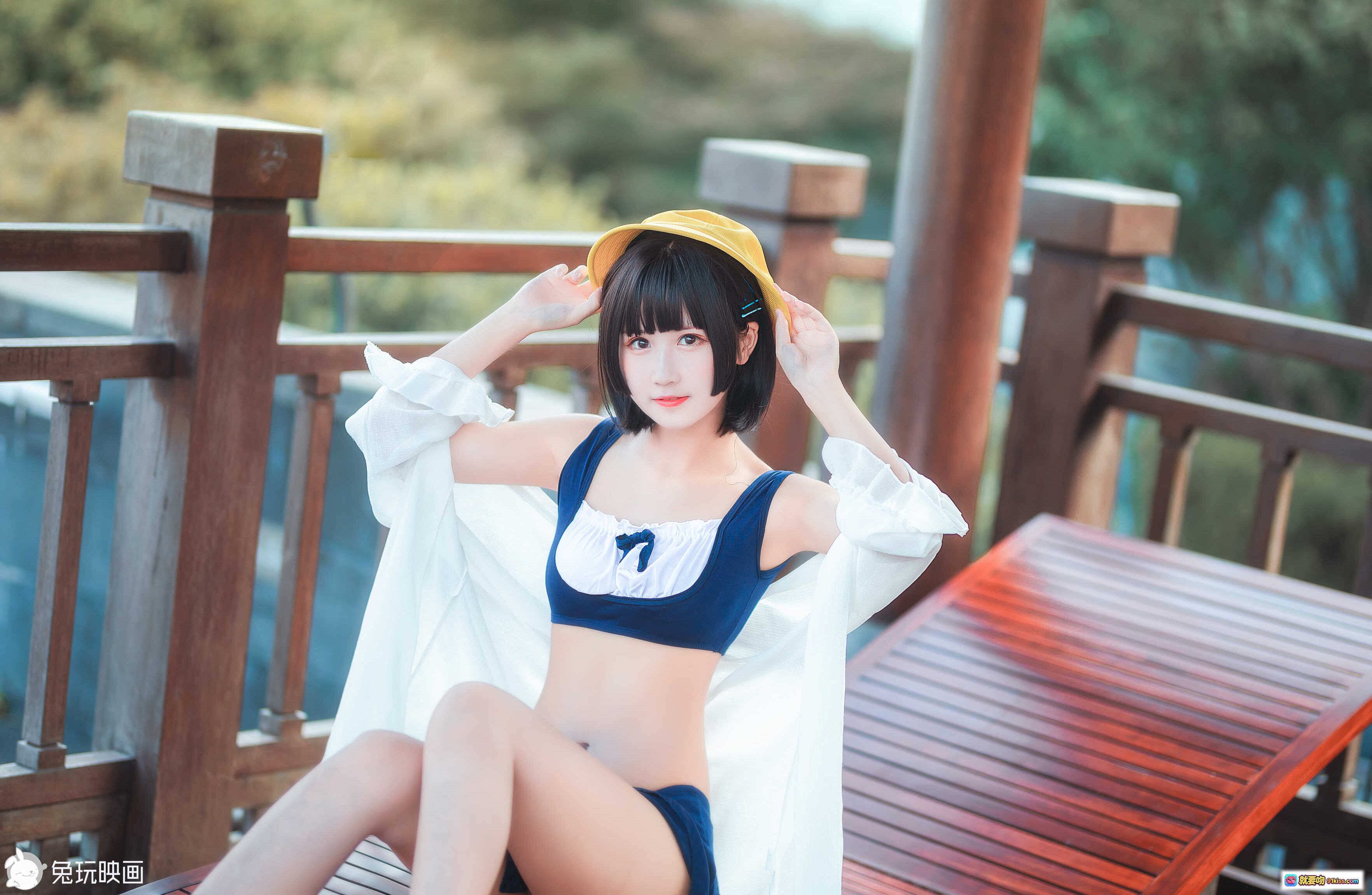 图片[3] - 小黄帽少女户外写真｜清新甜美风｜蓝白泳装搭配｜日系短发造型｜自然光人像摄影 - 就要吻