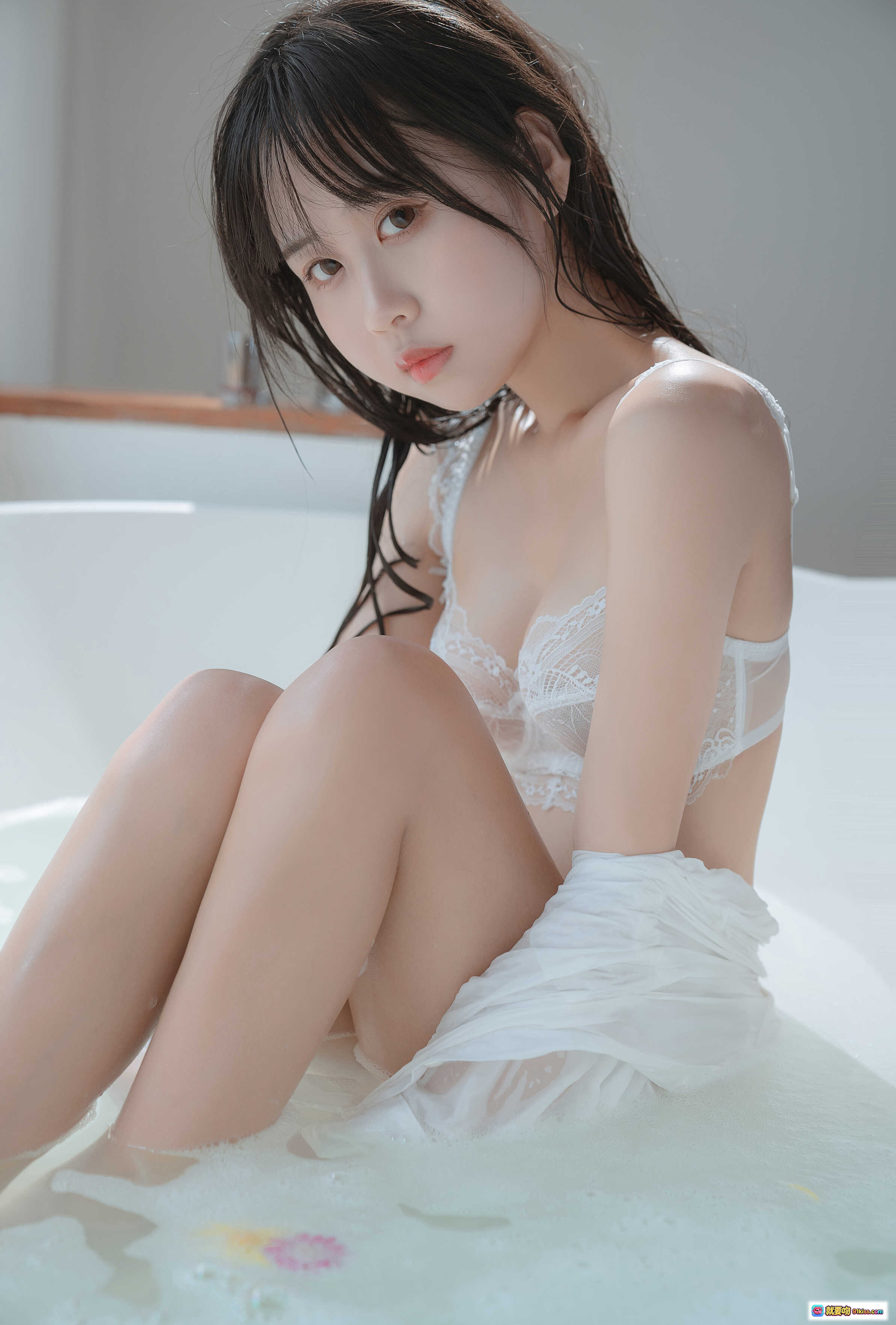 图片[5] - 萌芽儿o0 NO.013 浴缸写真 白色蕾丝内衣 粉色雏菊点缀 清新性感私房照 72P高清图集 - 就要吻