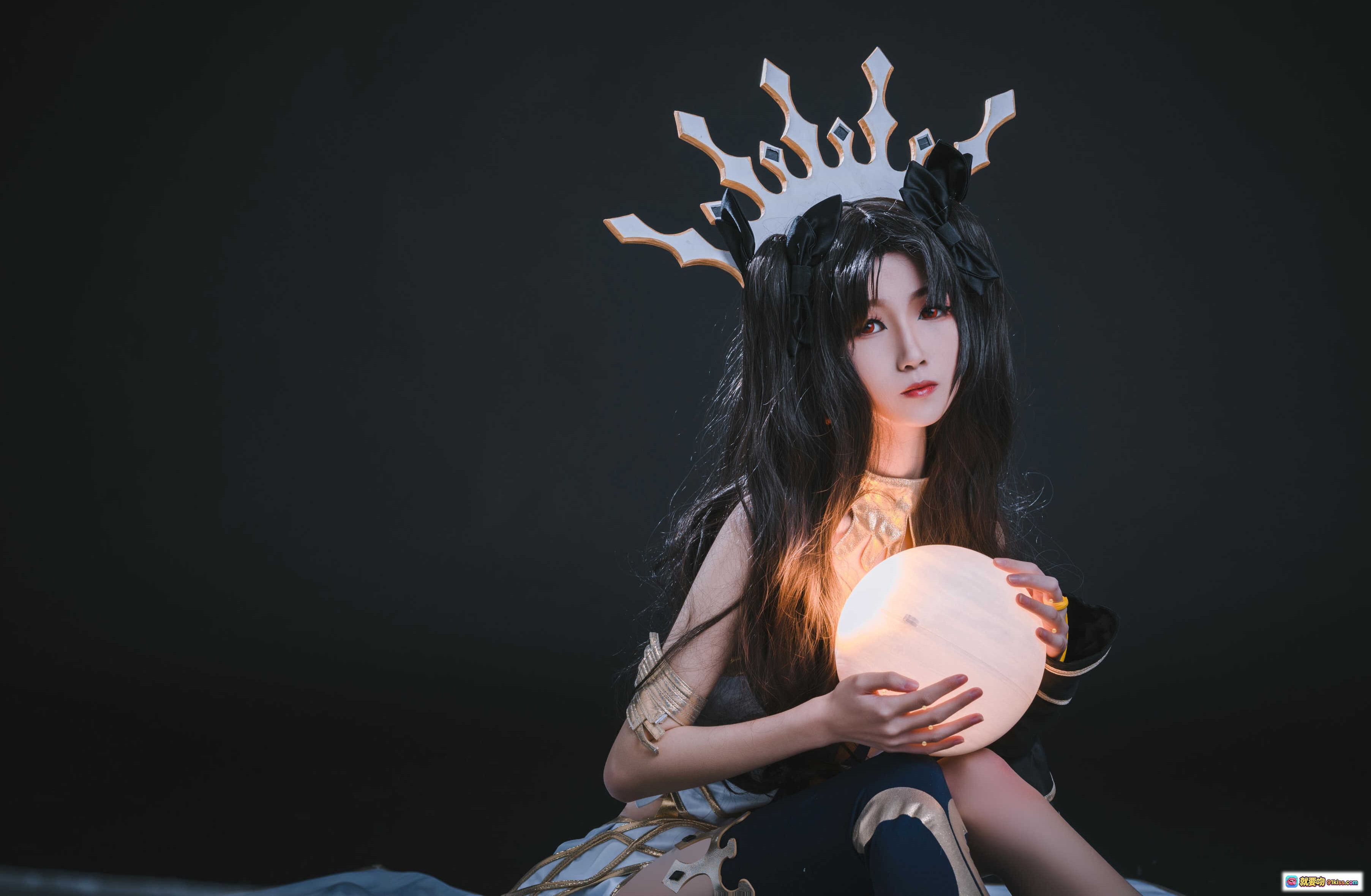 妖君白研cos FATE美少女弓凛 NO.11 FGO角色扮演 精致头冠发光球体暗黑背景写真 - 就要吻