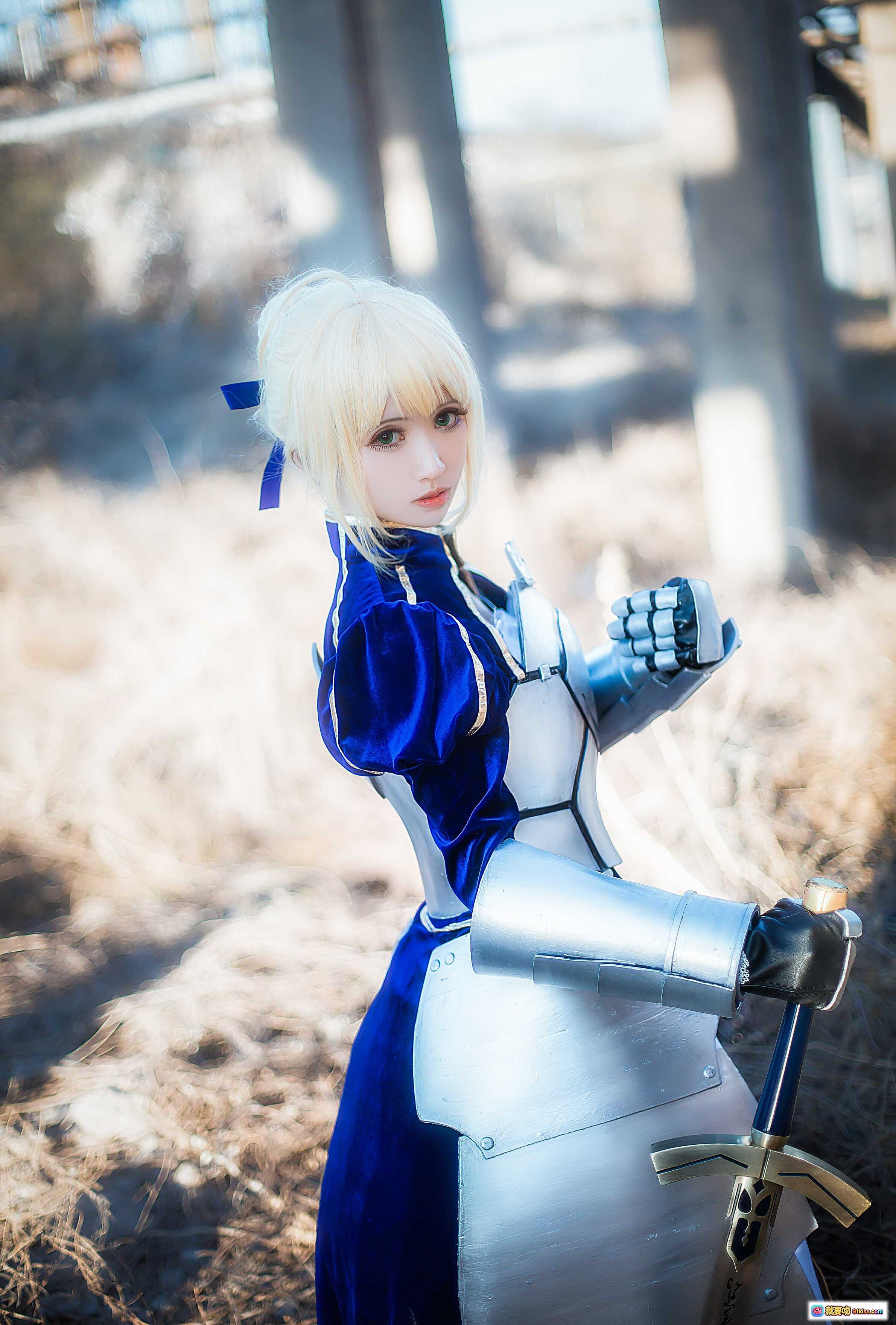 图片[5] - 鳗鱼霏儿Cosplay King of Knight蓝裙铠甲造型 金发持剑废墟场景年末特辑 - 就要吻