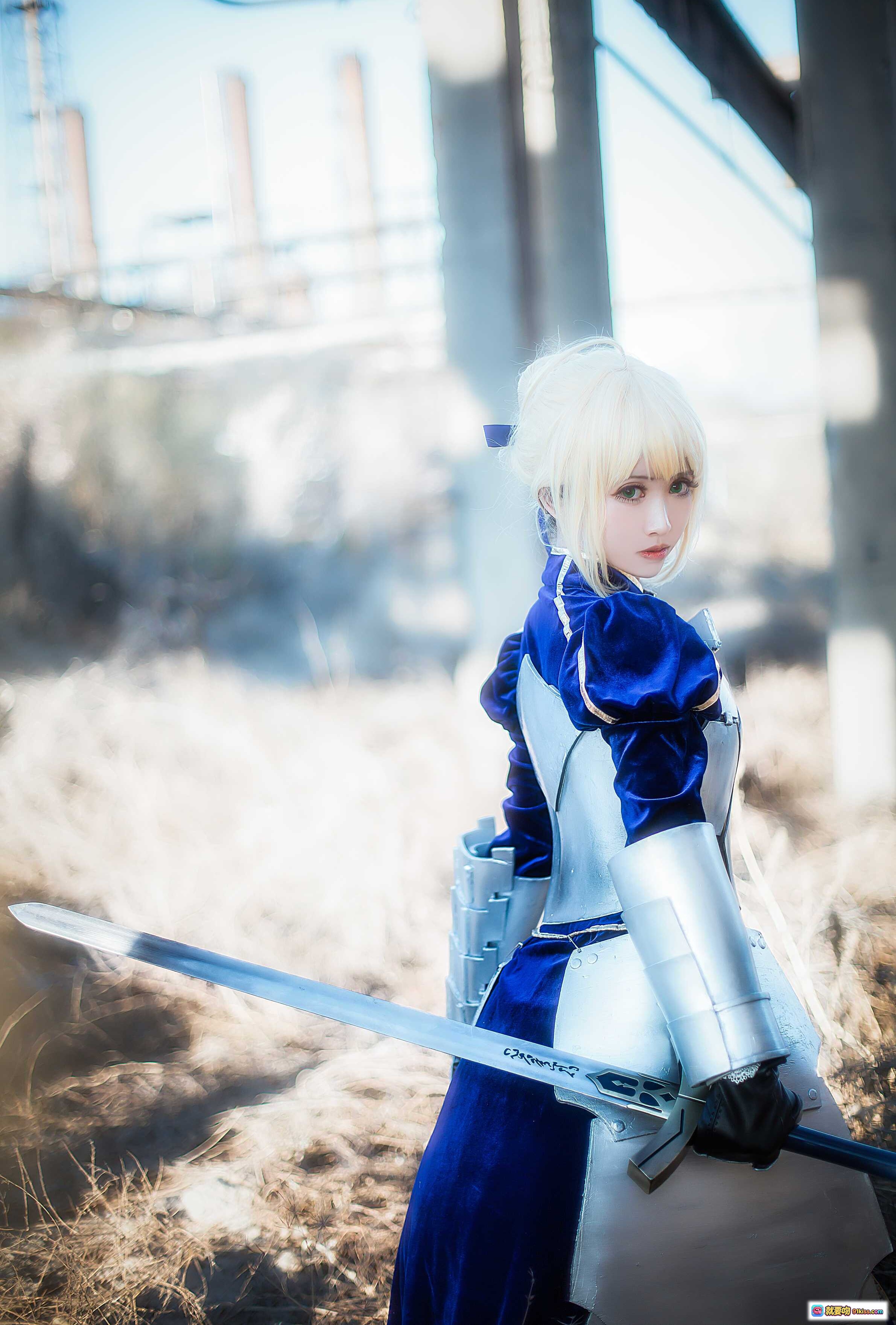 图片[2] - 鳗鱼霏儿Cosplay King of Knight蓝裙铠甲造型 金发持剑废墟场景年末特辑 - 就要吻