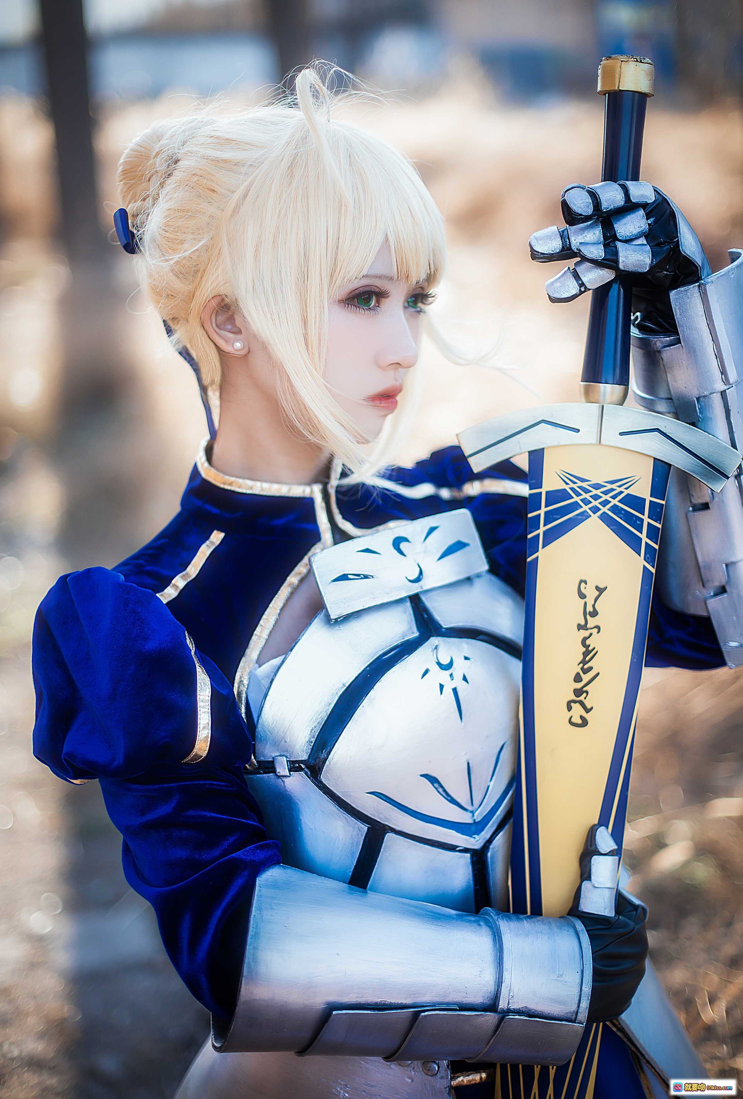图片[9] - 鳗鱼霏儿Cosplay King of Knight蓝裙铠甲造型 金发持剑废墟场景年末特辑 - 就要吻