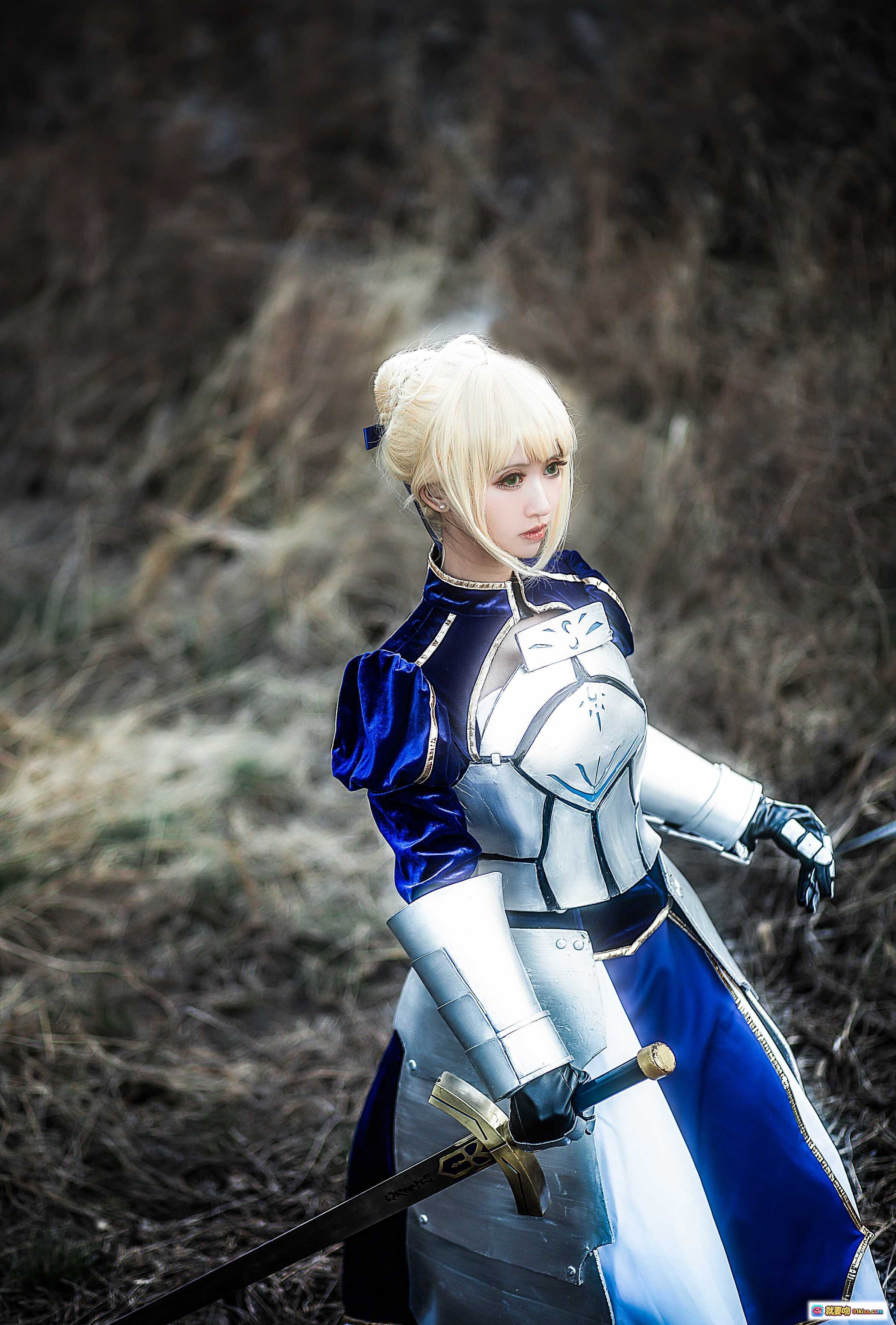 图片[7] - 鳗鱼霏儿Cosplay King of Knight蓝裙铠甲造型 金发持剑废墟场景年末特辑 - 就要吻