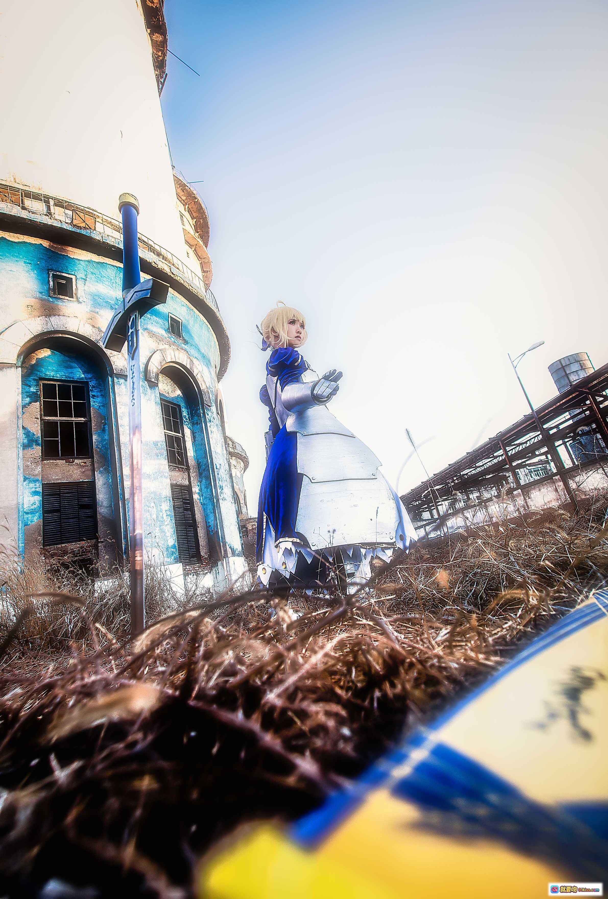 图片[10] - 鳗鱼霏儿Cosplay King of Knight蓝裙铠甲造型 金发持剑废墟场景年末特辑 - 就要吻