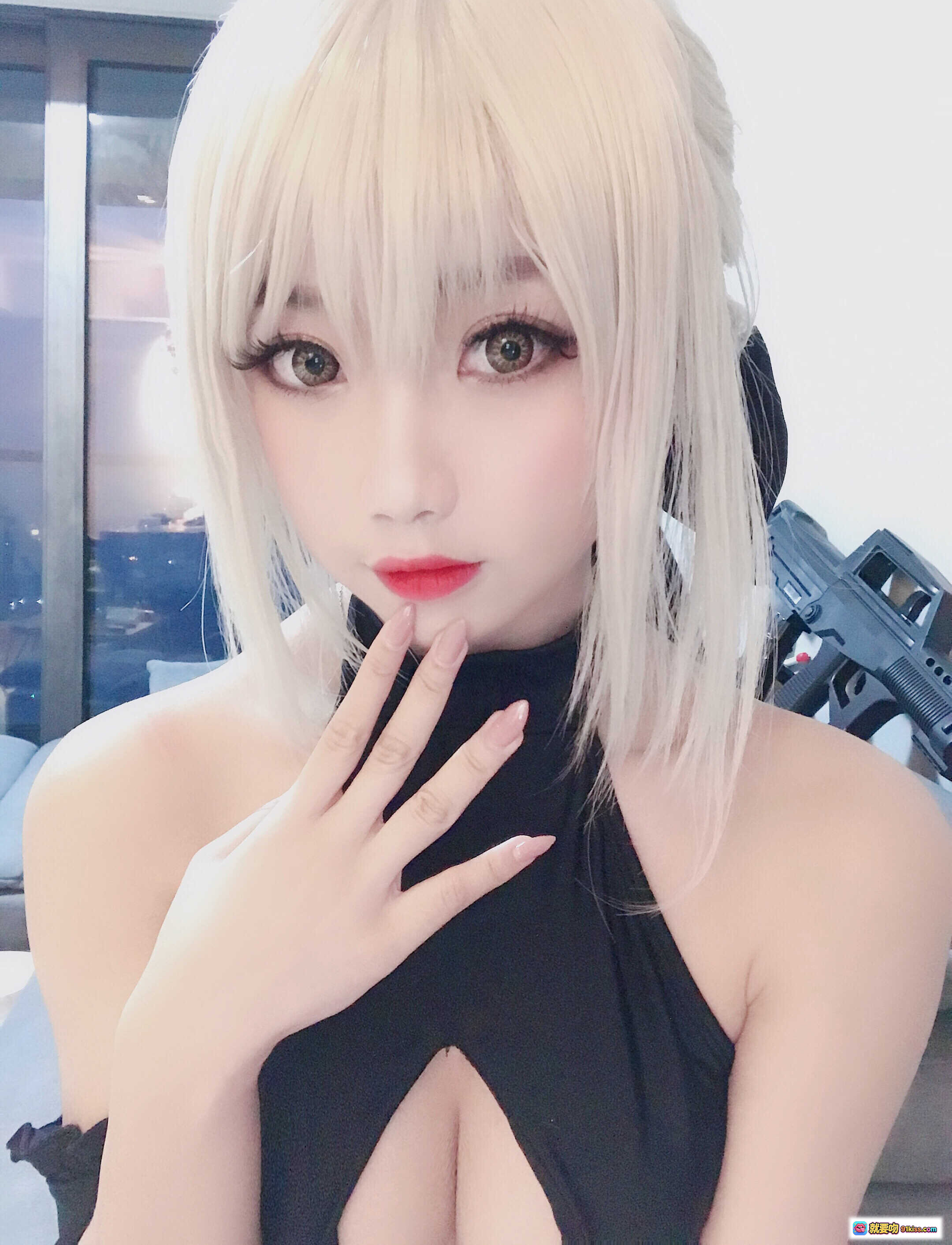 图片[4] - 鬼畜瑶NO.027黑呆泳装自拍写真 金发少女红唇诱惑 高领露肩设计性感迷人 室内私房美图 - 就要吻