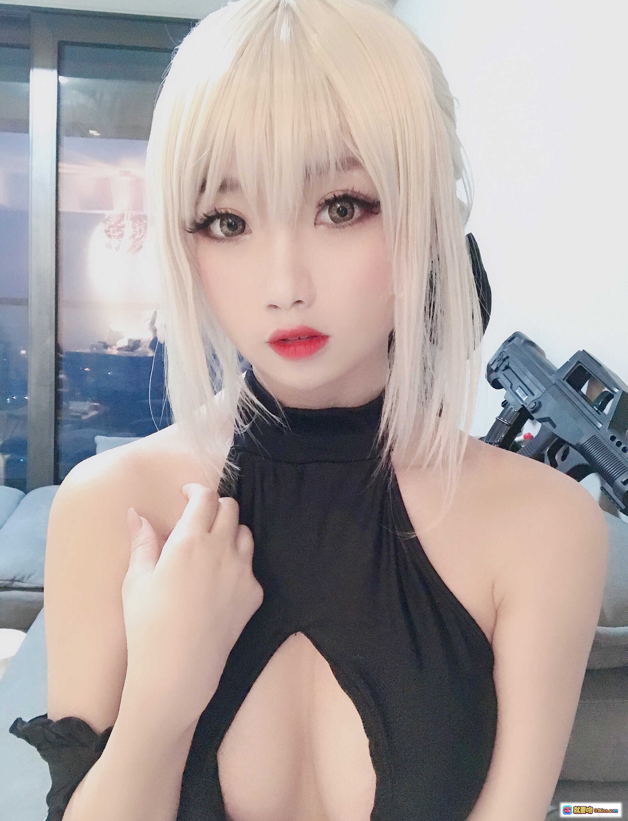 图片[1] - 鬼畜瑶NO.027黑呆泳装自拍写真 金发少女红唇诱惑 高领露肩设计性感迷人 室内私房美图 - 就要吻