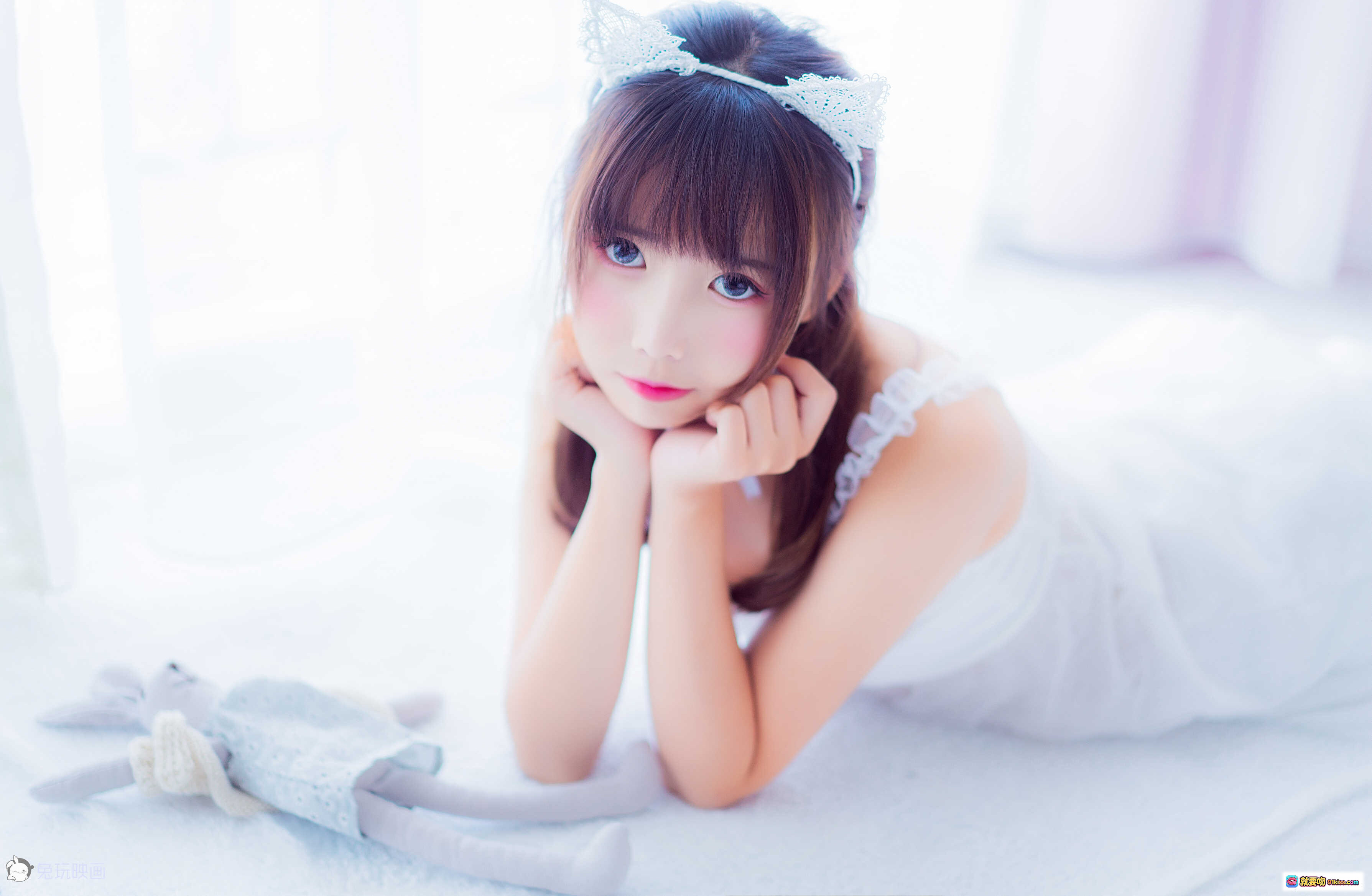 图片[8] - 面饼仙儿NO.002吊带睡衣写真 甜美少女风 白色蕾丝裙 清新卧室私房照 50P高清图集 - 就要吻