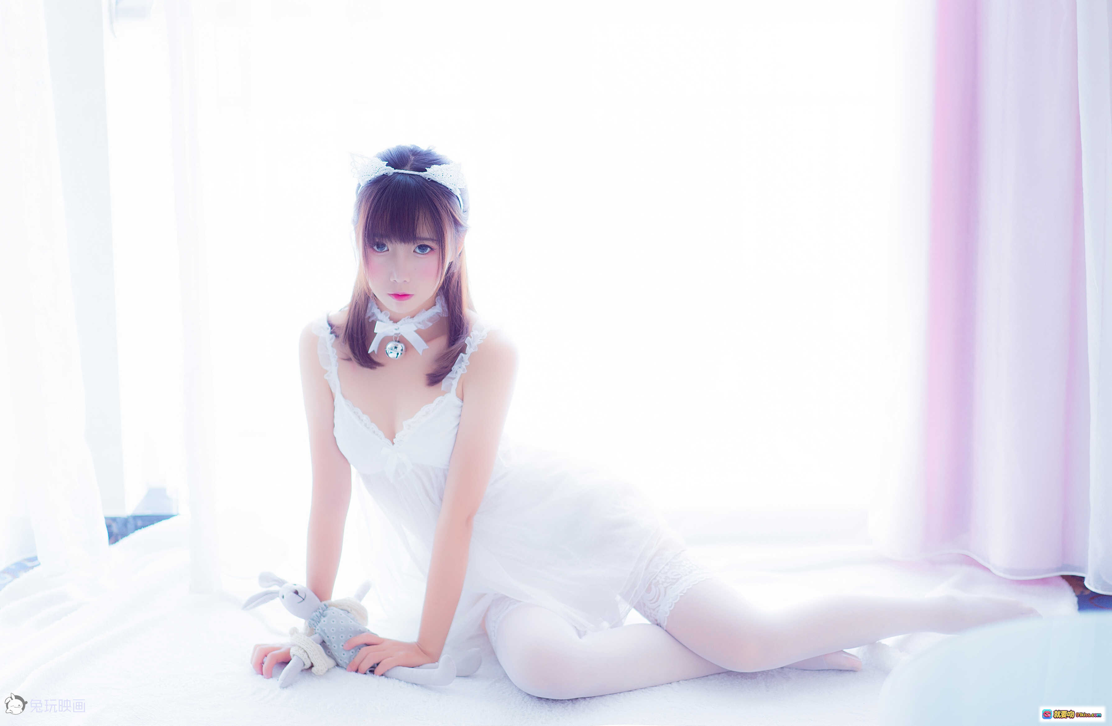 面饼仙儿NO.002吊带睡衣写真 甜美少女风 白色蕾丝裙 清新卧室私房照 50P高清图集 - 就要吻