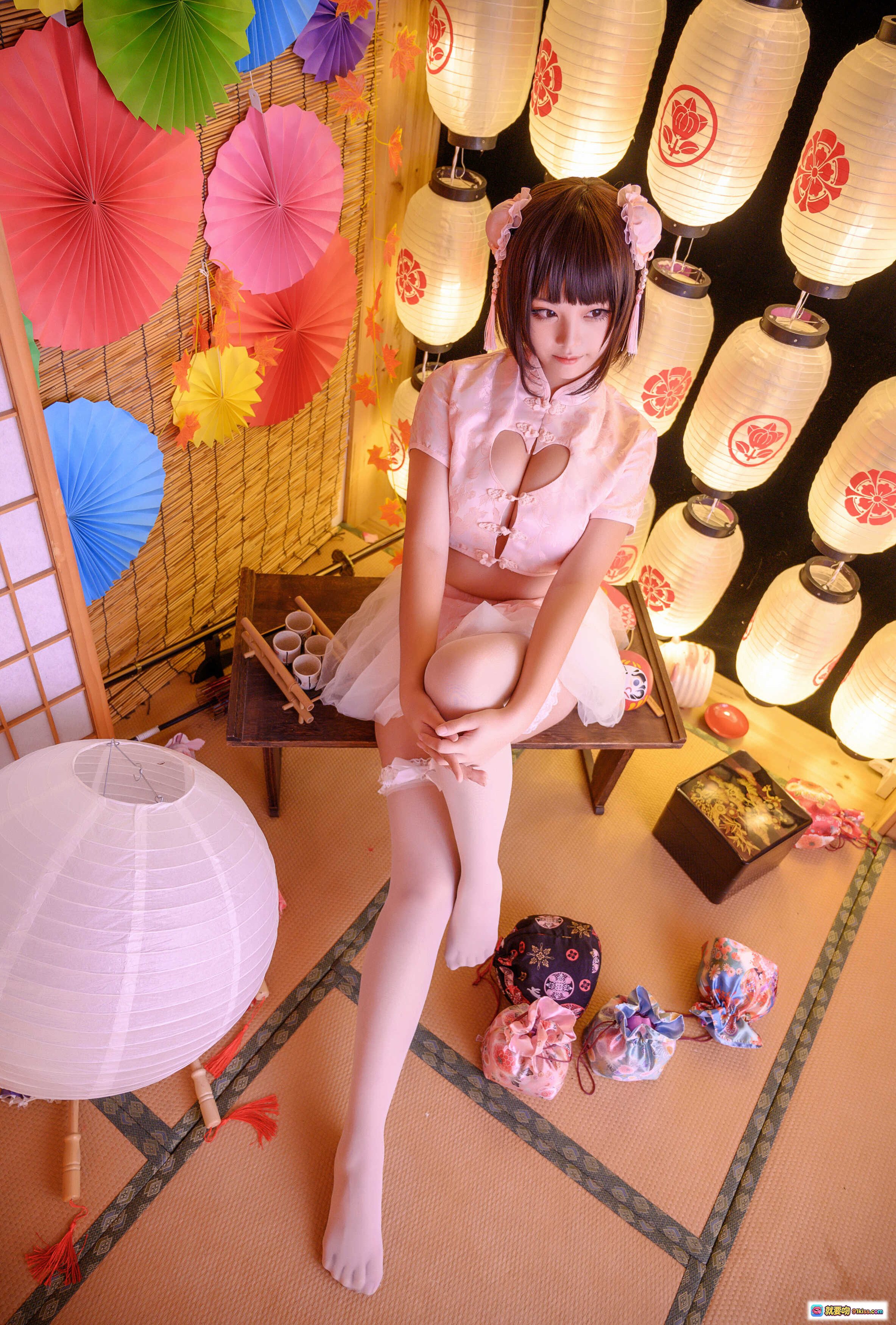 图片[8] - 蜜汁猫裘NO.029中华娘写真 | 粉色旗袍心形镂空设计 | 传统灯笼日式场景 | 34P高清图集 - 就要吻