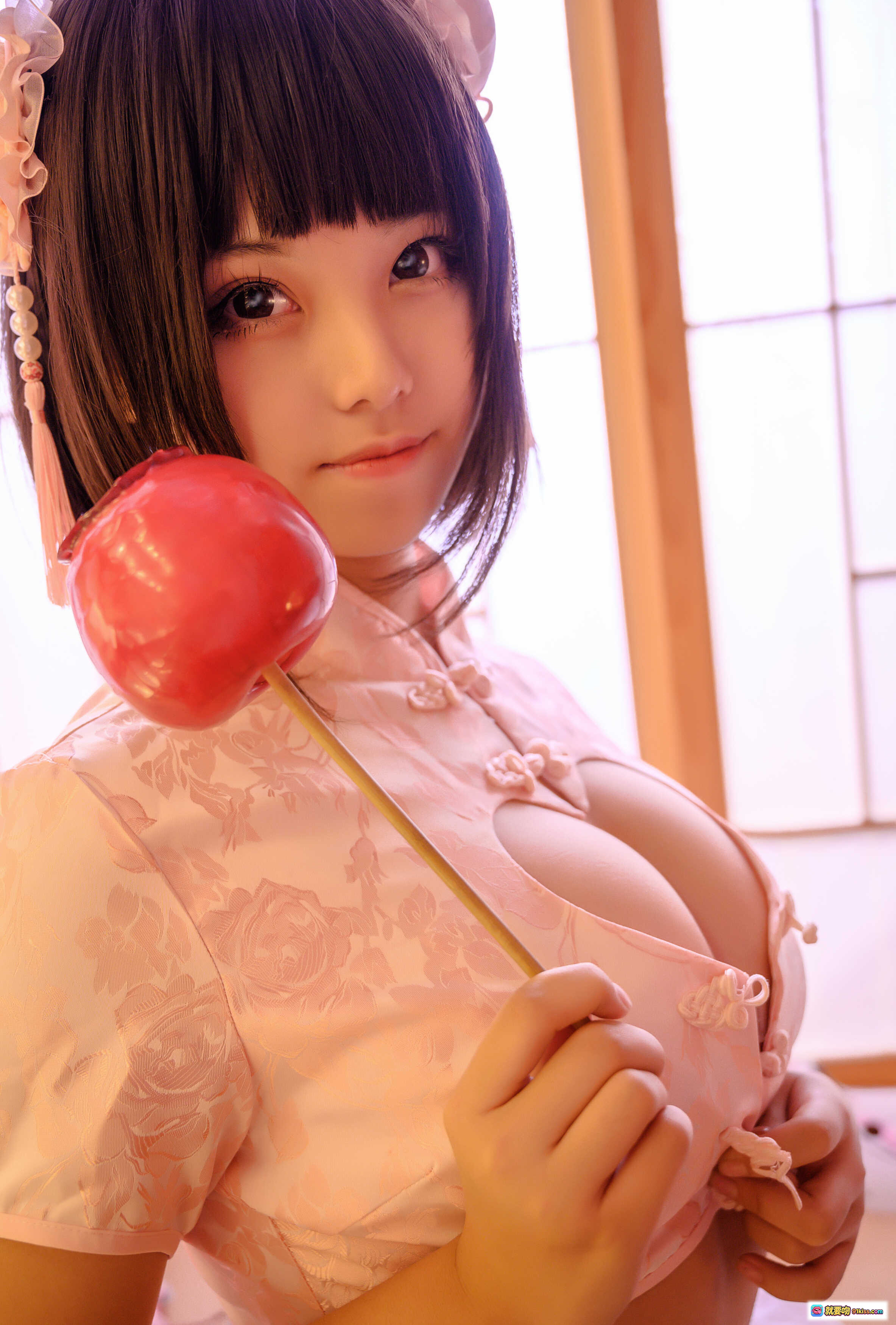 图片[10] - 蜜汁猫裘NO.029中华娘写真 | 粉色旗袍心形镂空设计 | 传统灯笼日式场景 | 34P高清图集 - 就要吻