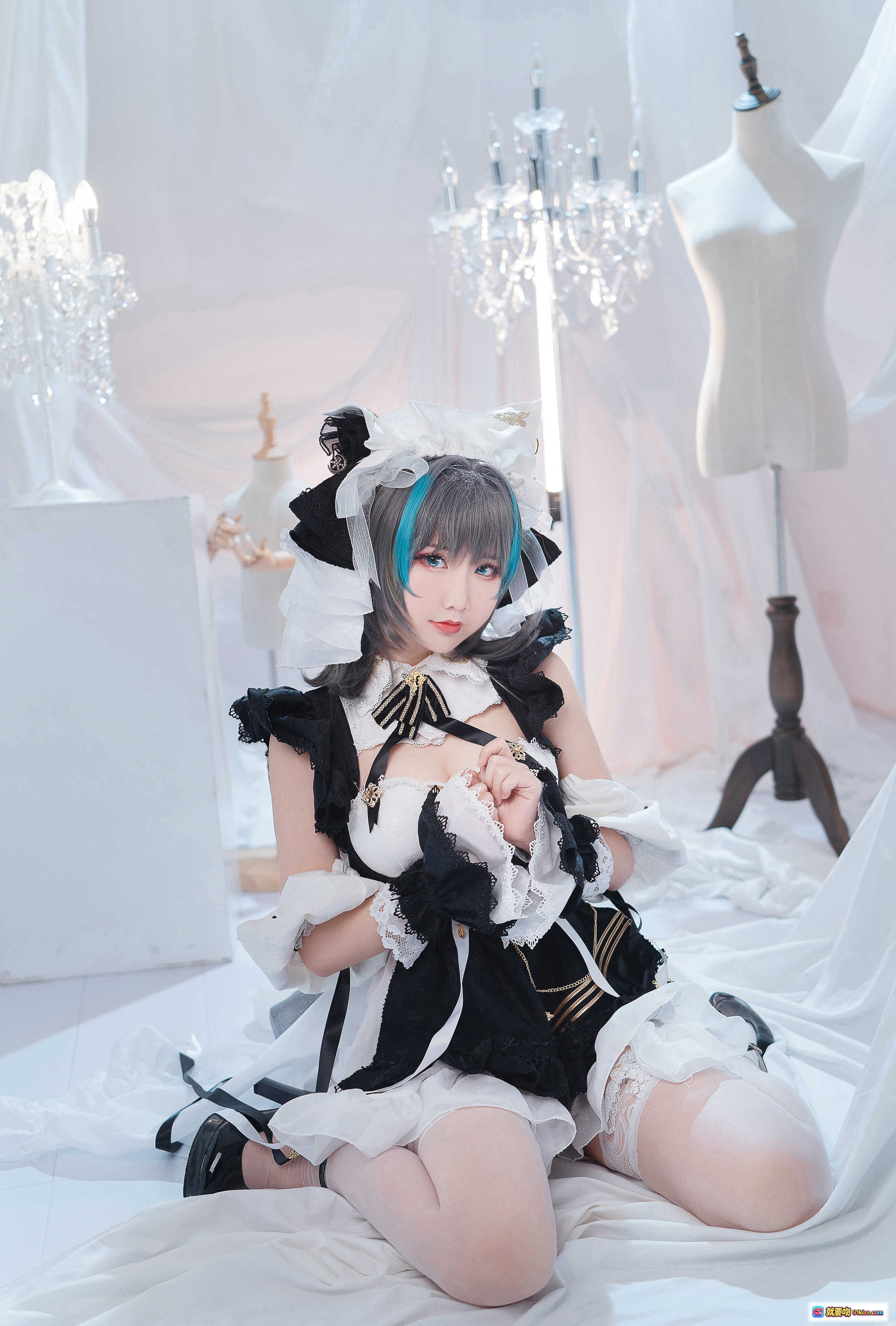 图片[2] - 面饼仙儿NO.095柴郡cosplay写真｜黑白色女仆装｜蓝发双马尾｜蕾丝高跟｜室内梦幻布景｜36P高清图集 - 就要吻